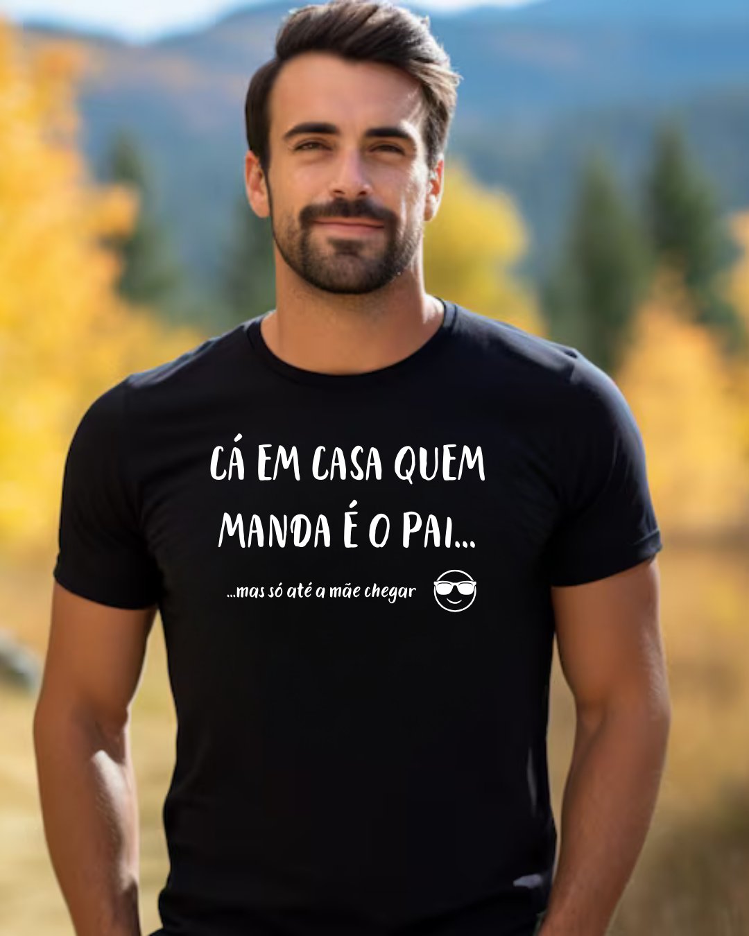 Homem com camiseta preta com texto branco em português com cenário de árvores outonais ao fundo