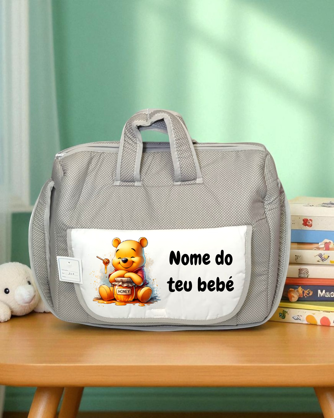 Mala cinzenta para bebé com bolso branco e estampa do urso Winnie the Pooh com texto