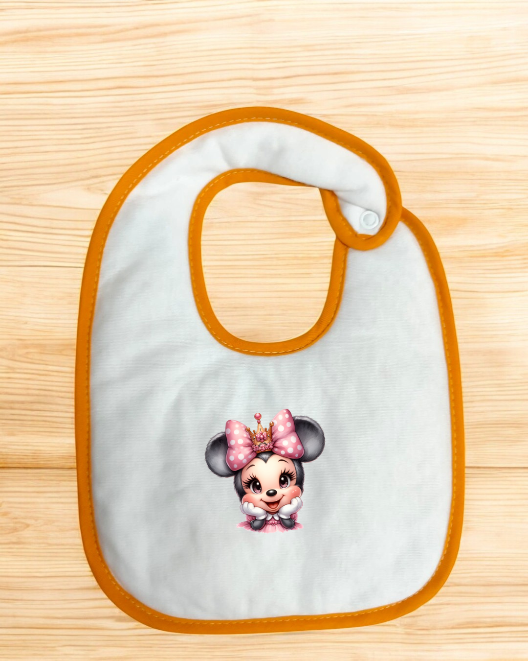 Babete branco com biqueira e estampa de rato rosa com laço e coroação