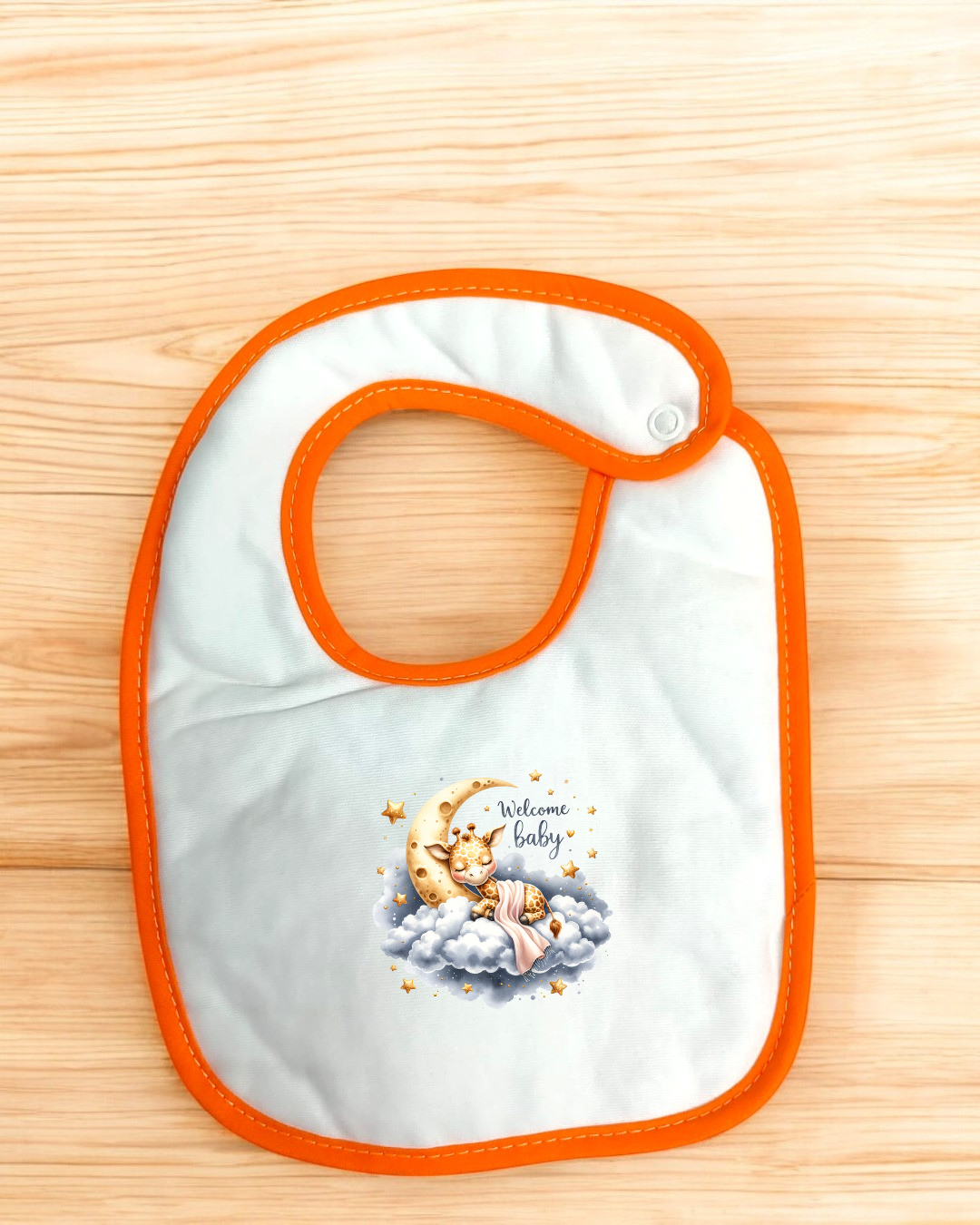 Babete branco com borda laranja e imagem de bebé na lua