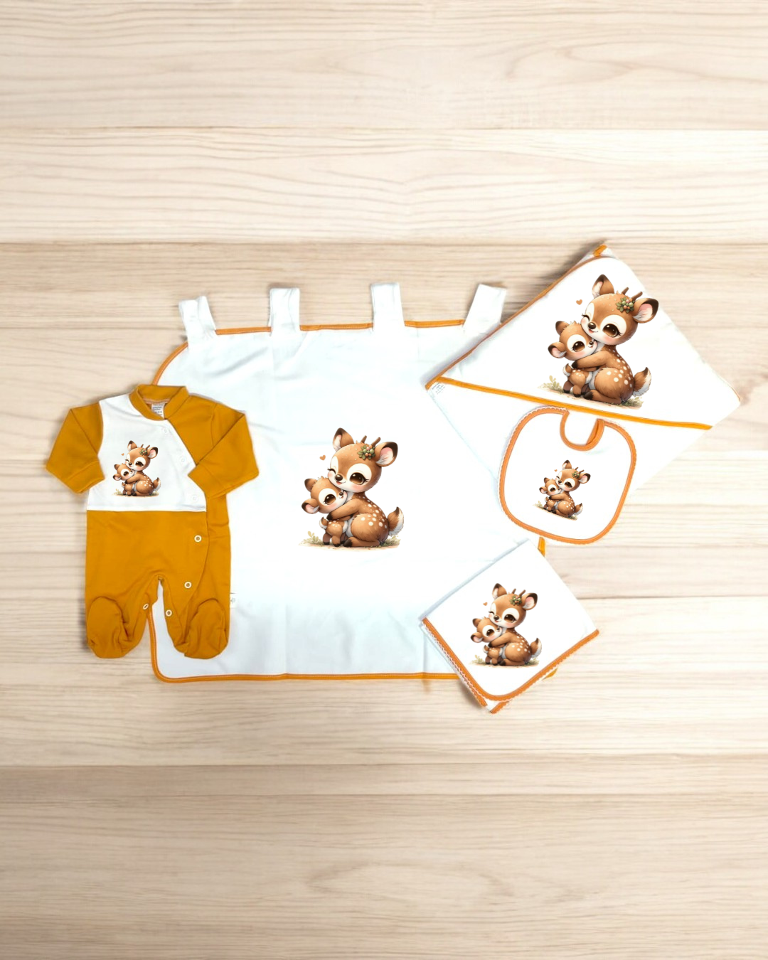 Conjunto de roupa e acessórios para bebé com estampa de veado cartoon em cores mostarda e branco