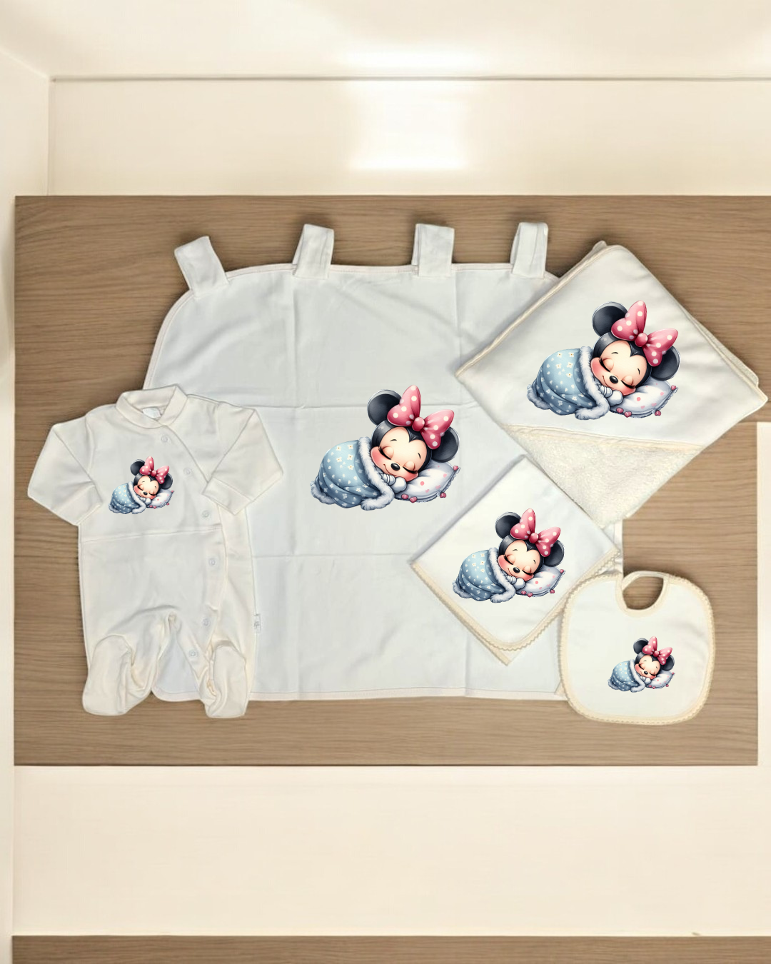Conjunto de roupa e acessórios para bebé com desenho da Minnie adormecida