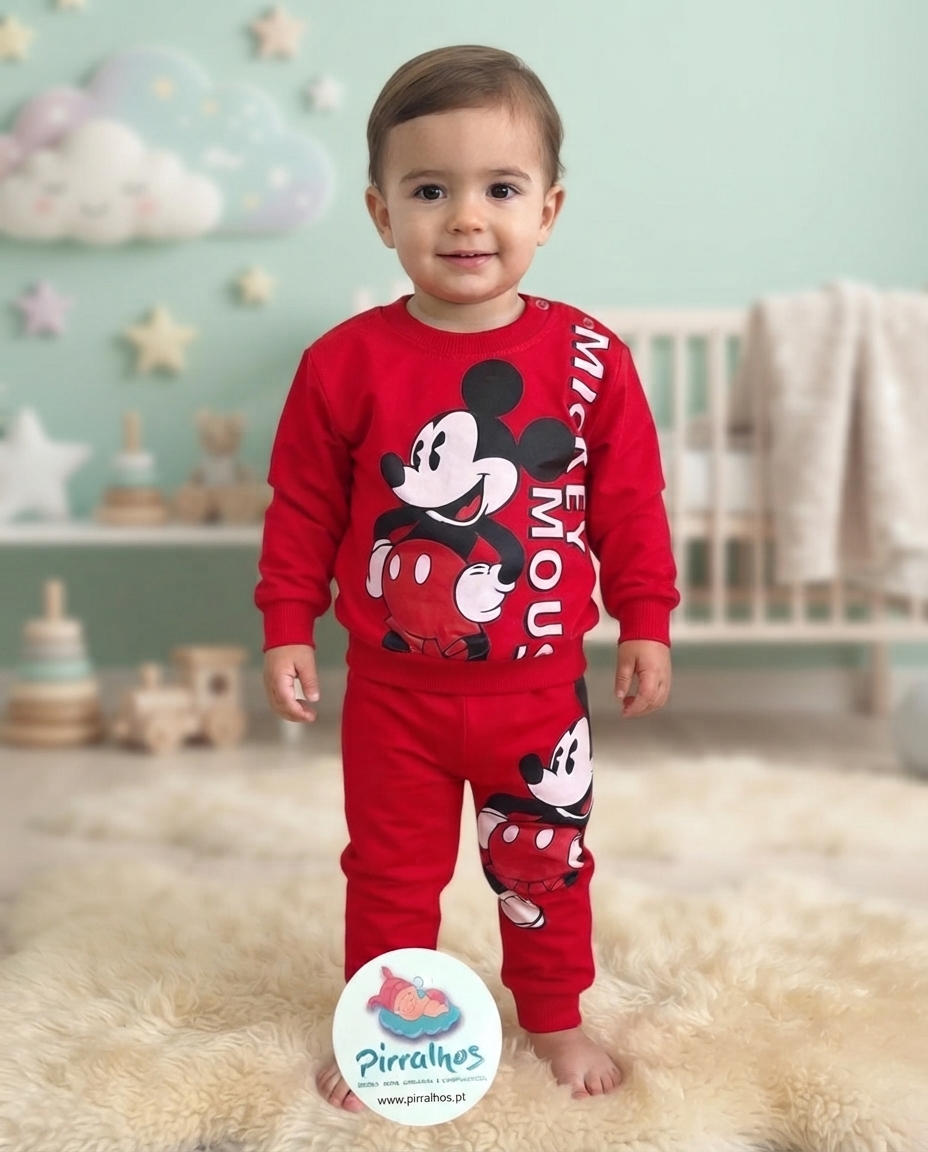 Conjunto vermelho de roupa infantil com estampa do Mickey Mouse e texto MICKEY MOUSE.