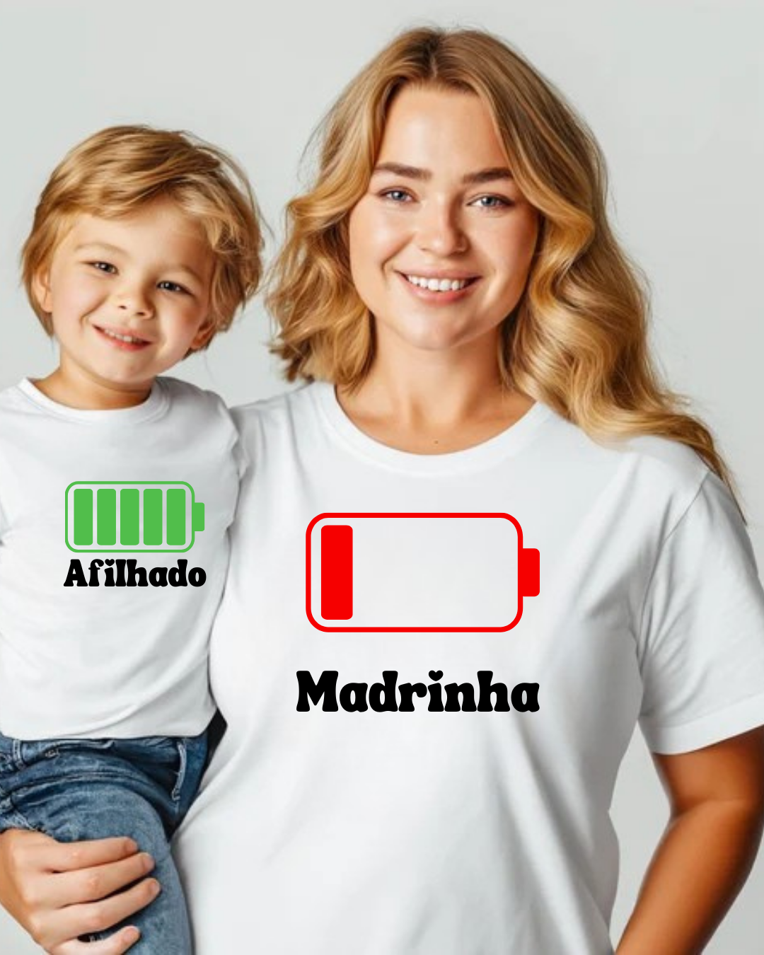 T-shirts brancas com desenho de bateria verde e vermelho e texto Afilhado e Madrinha.