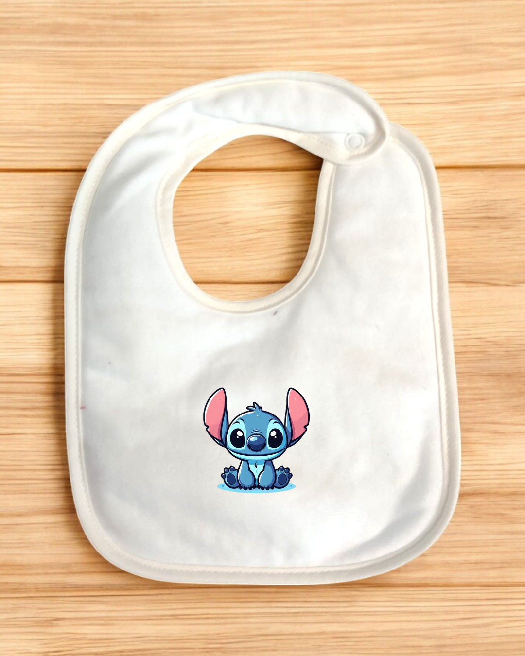 Babete branco para bebé com imagem do Stitch