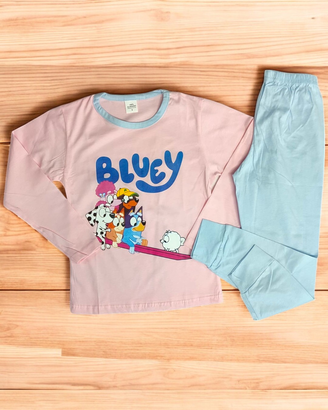 Pijama infantil rosa com estampado azul e personagens, calças azul claro