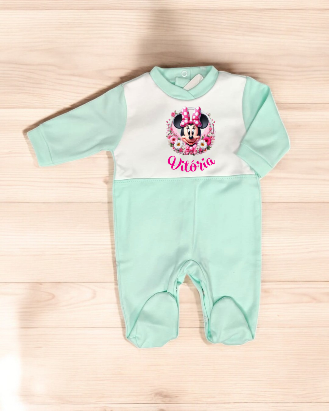 Macacão de bebé verde-água e branco com imagem da Minnie Mouse e nome Vitória