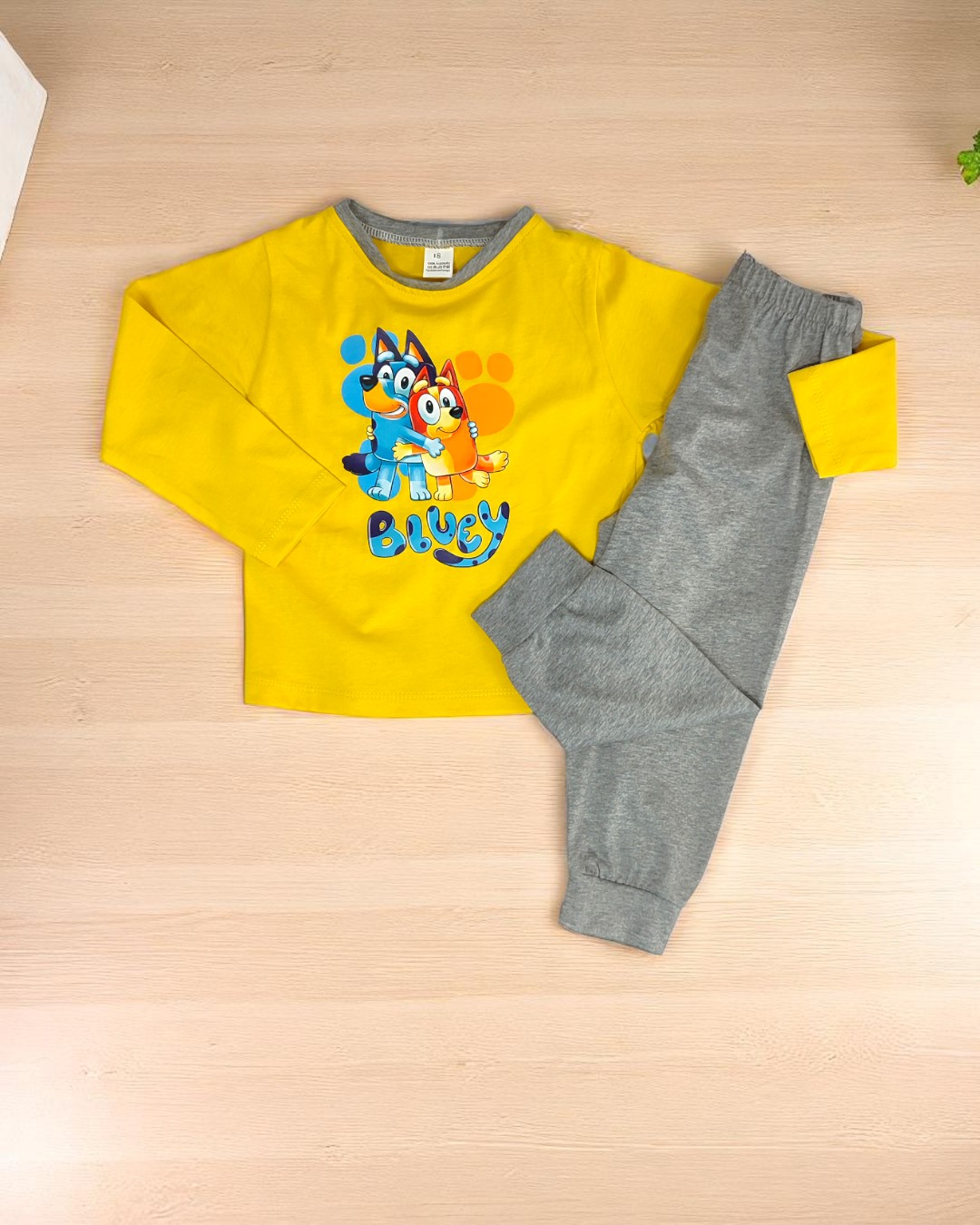 Conjunto de pijama infantil amarelo e cinzento com estampa Bluey e Bingo