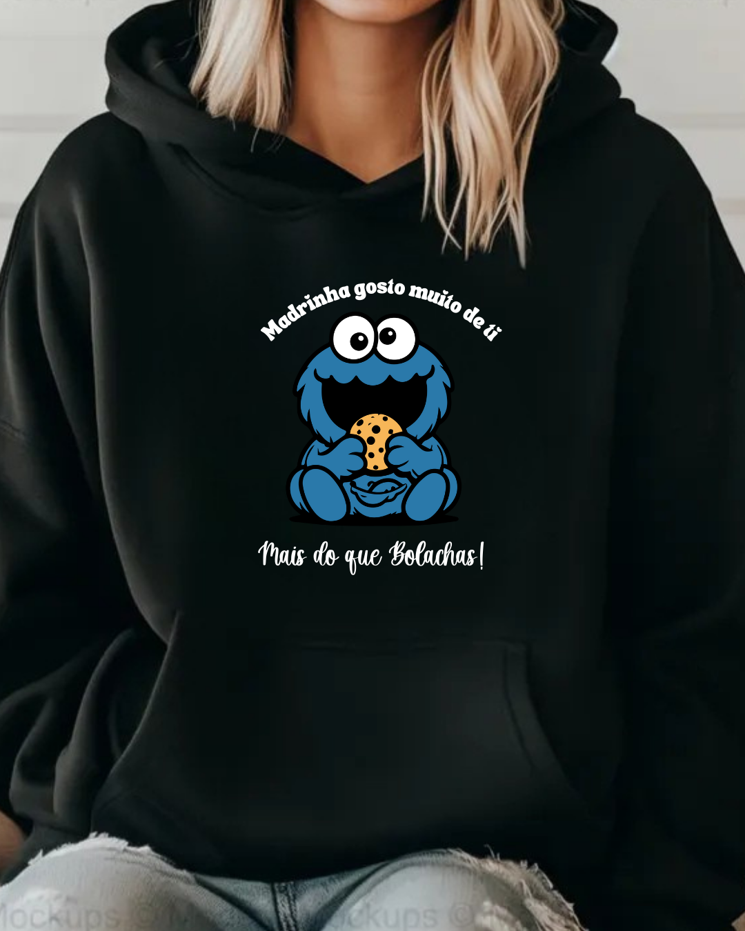 Sweatshirt preta com estampa de personagem azul e texto em branco