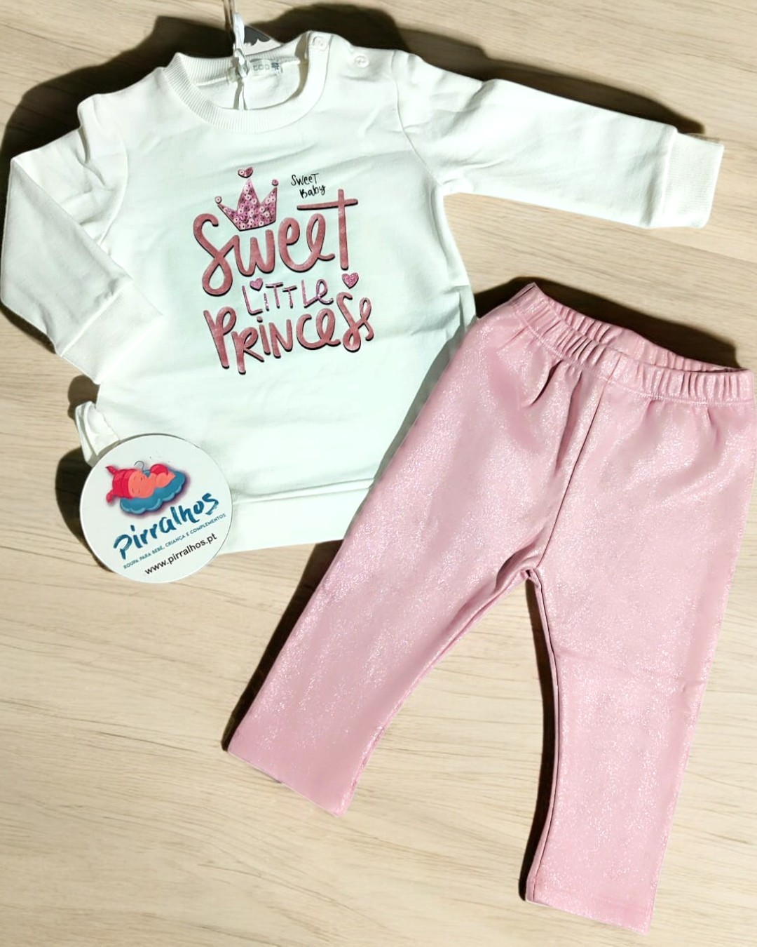 Conjunto infantil branco e rosa com estampa e etiqueta da marca