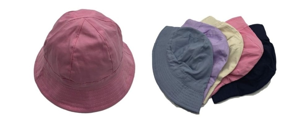 Seis chapéus tipo balde em várias cores sobre fundo branco