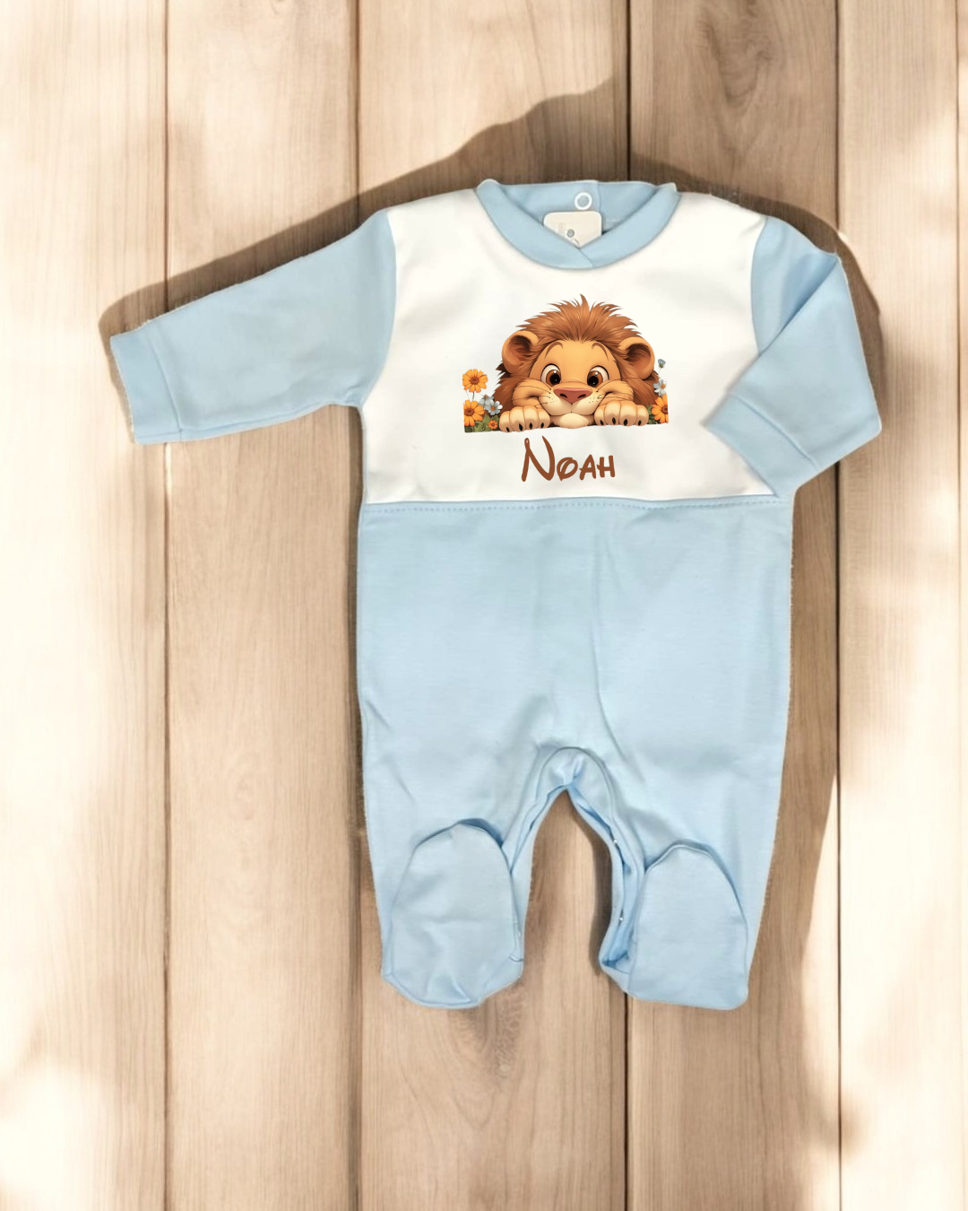 Macacão de bebé azul e branco com estampa de leão e nome Noah
