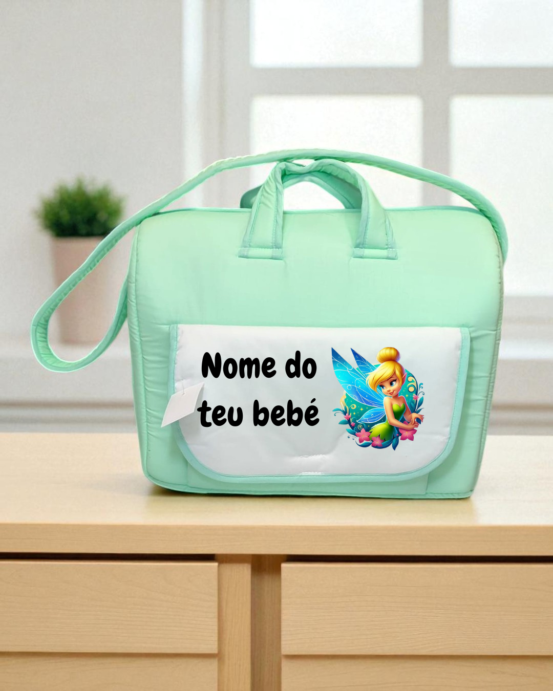 Mala de bebé verde claro com bolso branco frontal, desenho de fada e texto personalizado