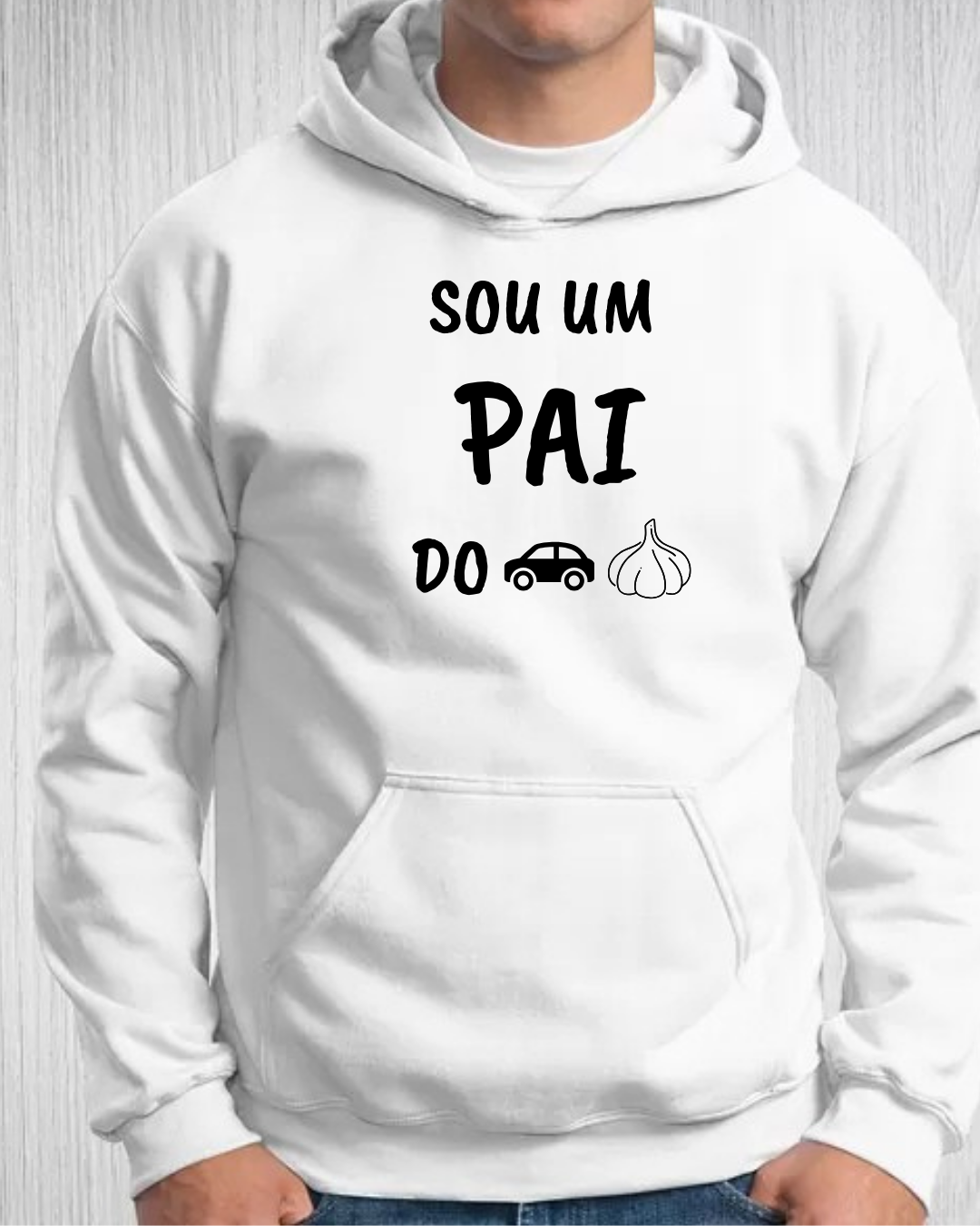 Sweatshirt branca com texto e emojis em preto usada por homem.