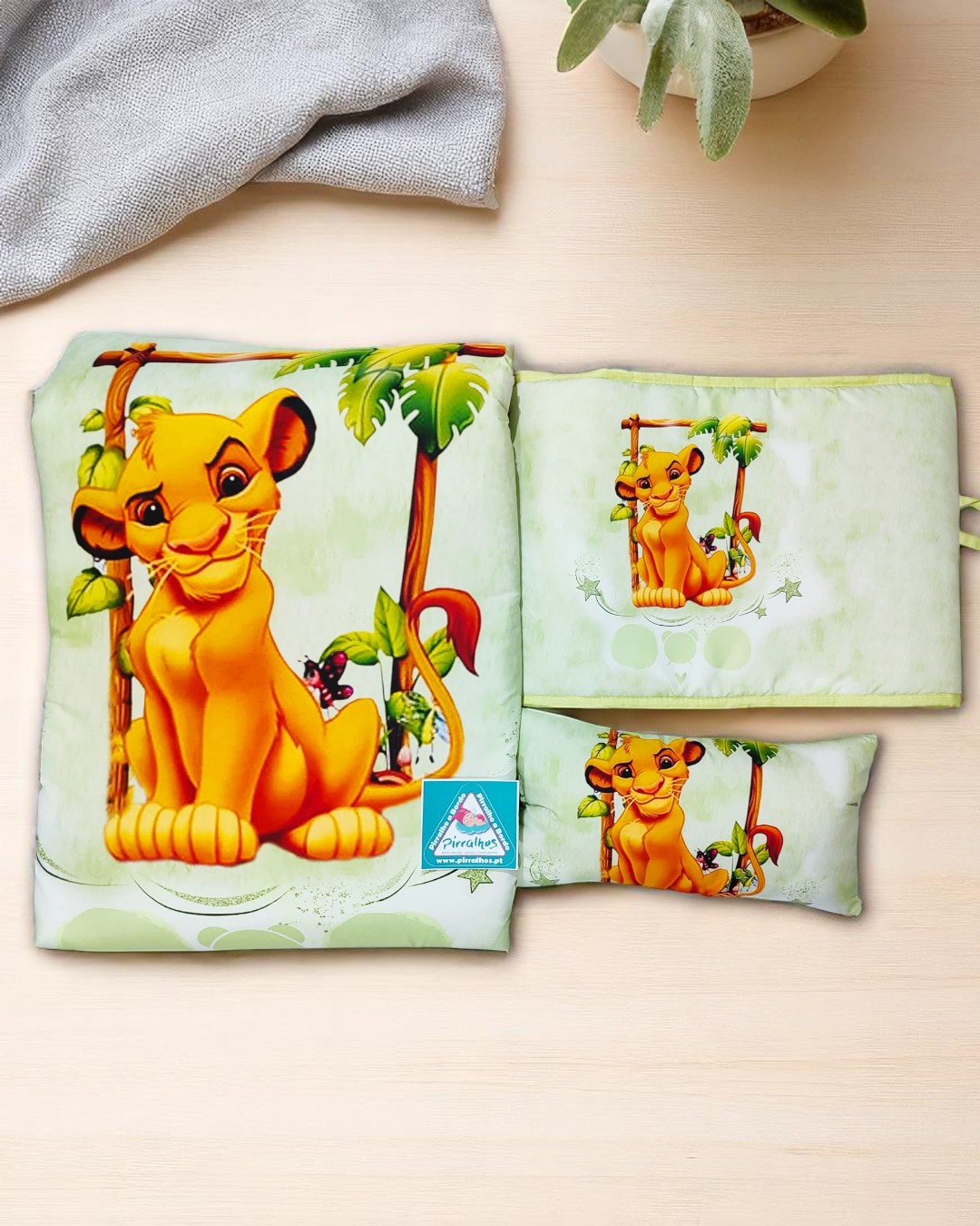 Três almofadas com estampa do Simba de O Rei Leão em fundo verde claro