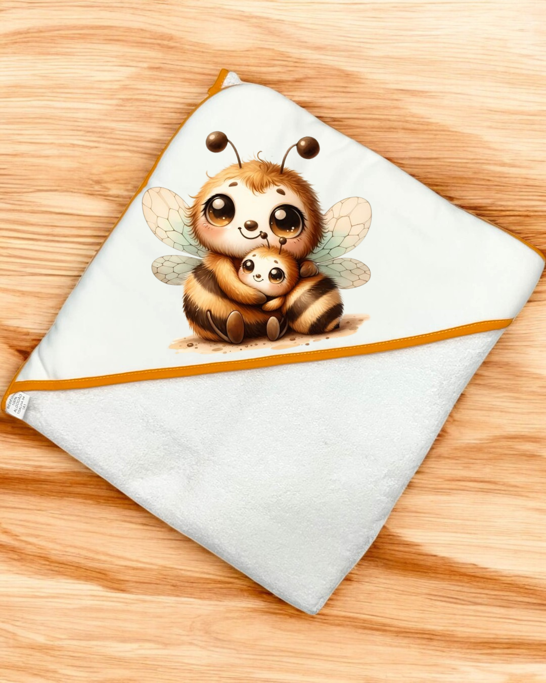 Toalha de banho branca com borda laranja e abelhas desenhadas