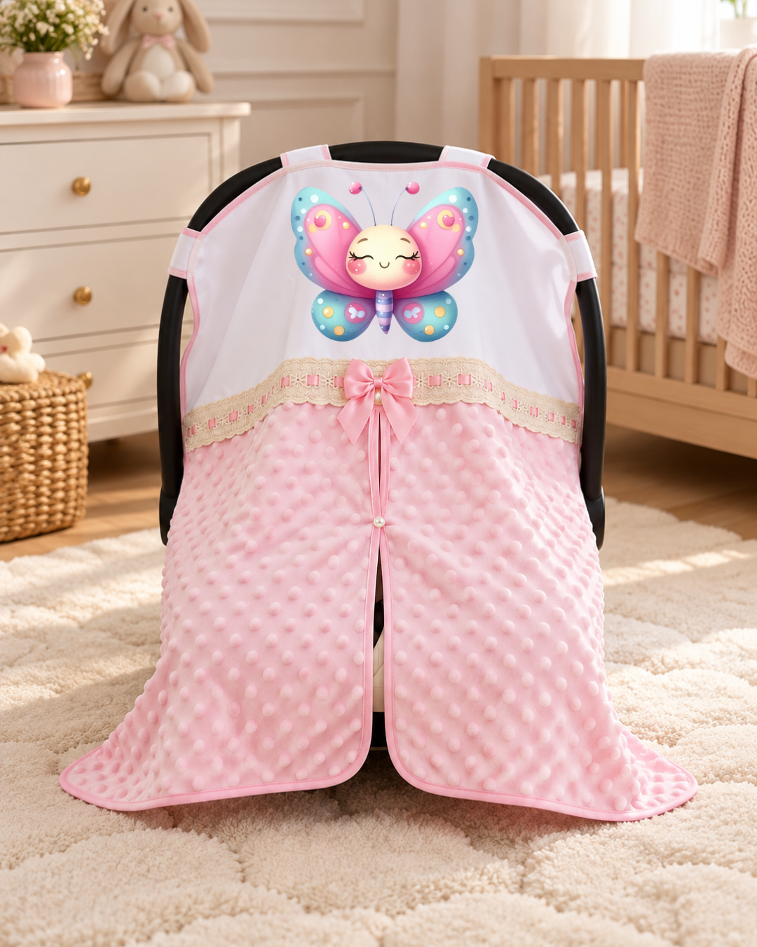 Capa rosa para carrinho de bebé com aplique de borboleta e laço num quarto de bebé