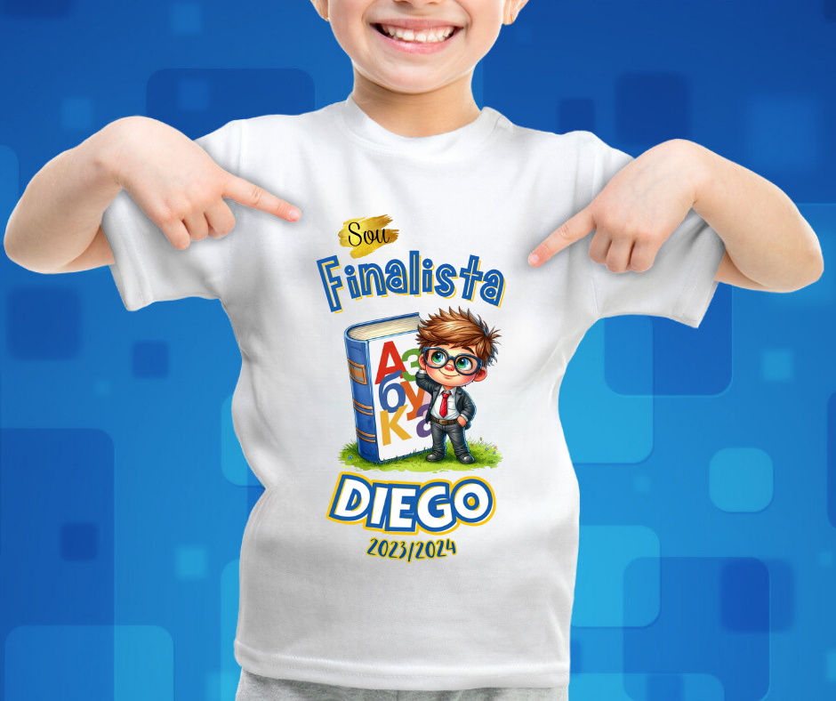 Camiseta branca com texto e ilustração colorida para finalista, criança a apontar para o texto.