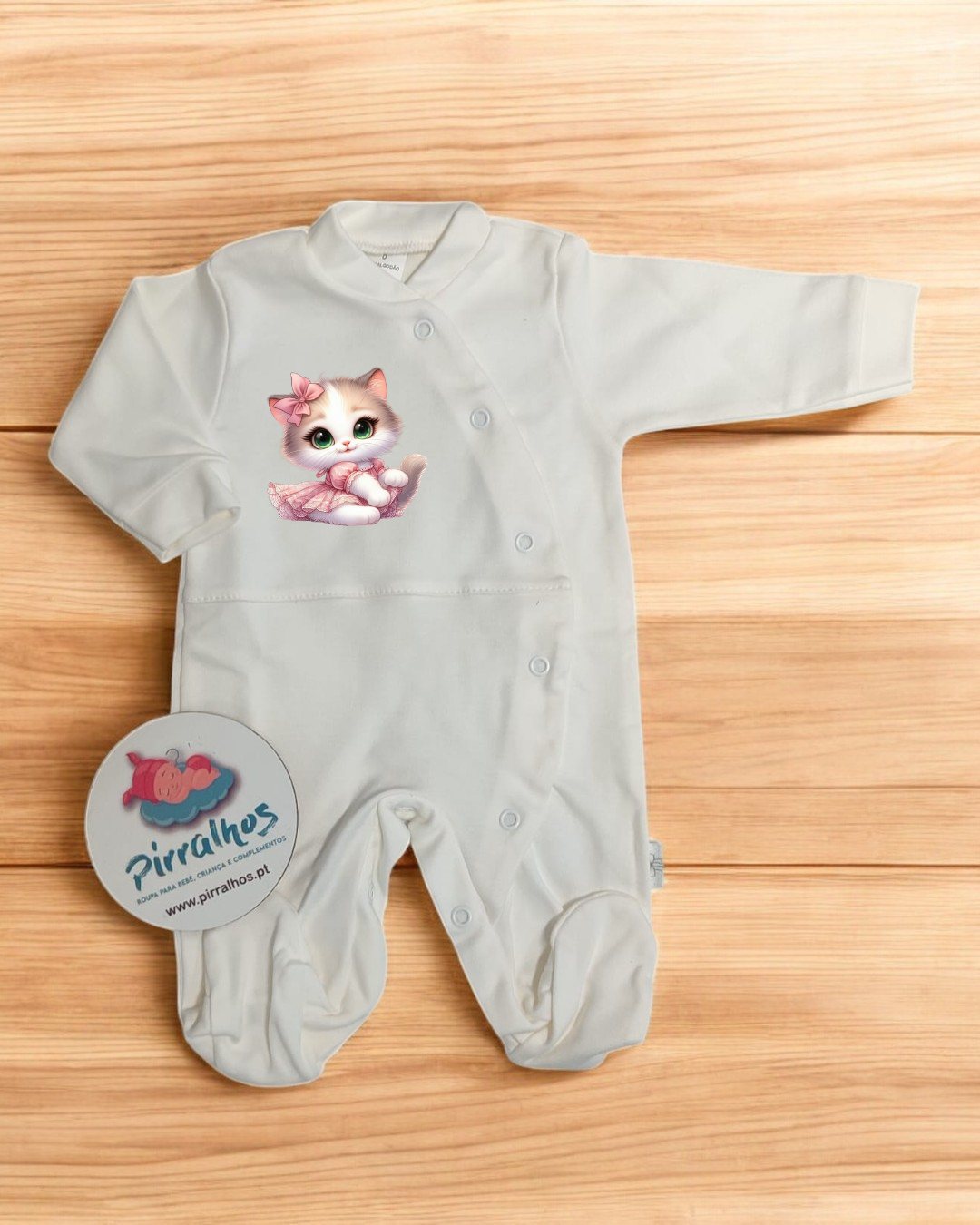 Macacão branco para bebê com estampa de gatinho e botão frontal