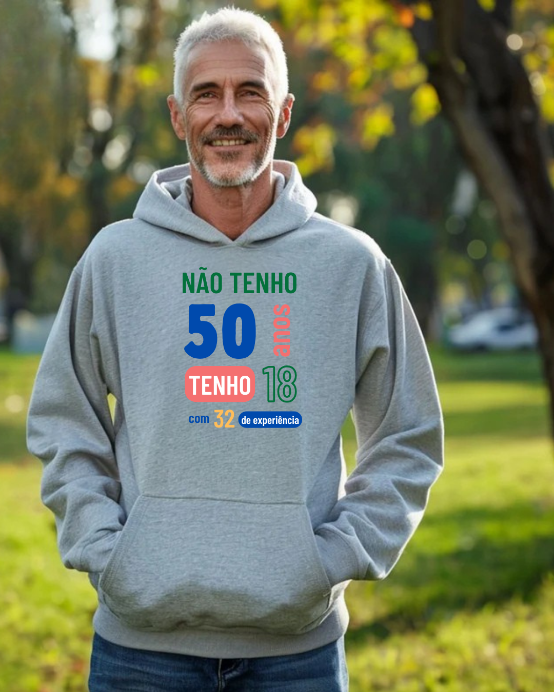 Sweatshirt cinzento com texto colorido usado por homem ao ar livre