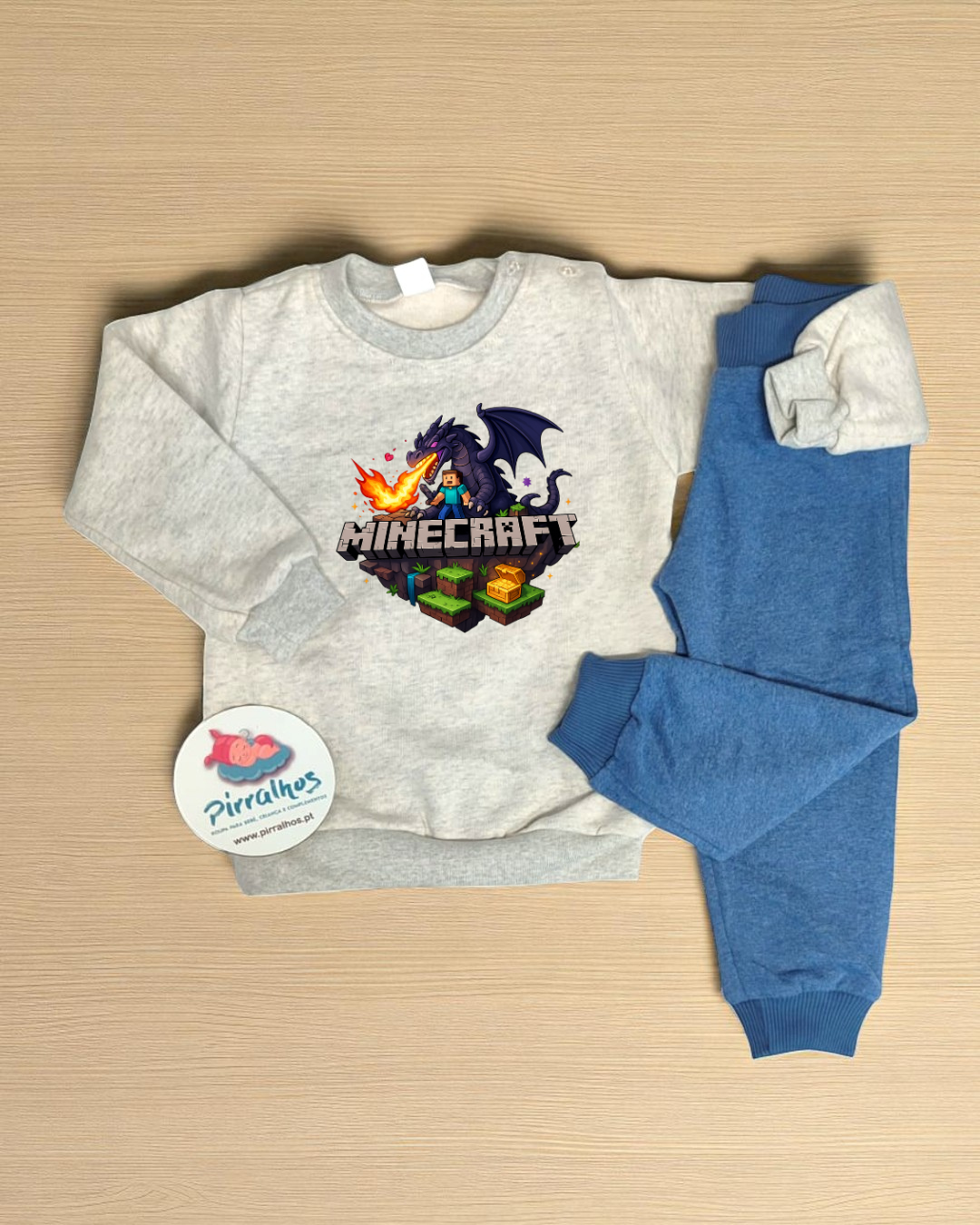 Conjunto de bebé com camisola cinzenta com estampa Minecraft e calças azuis