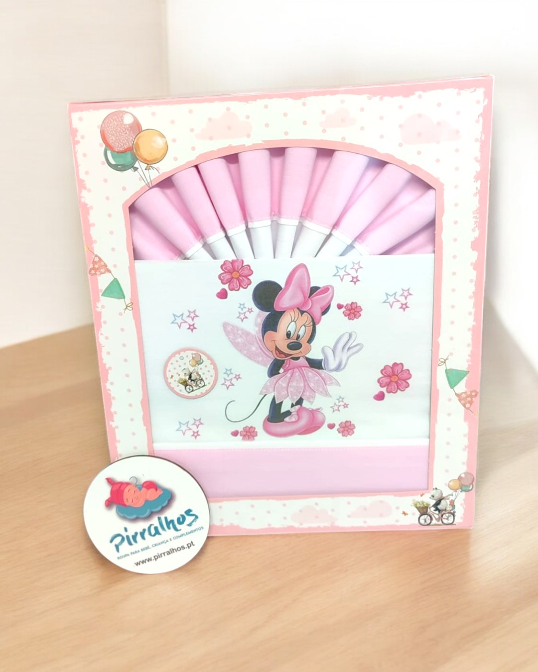 Jogo de lençóis rosa com estampa da Minnie Mouse em embalagem decorada