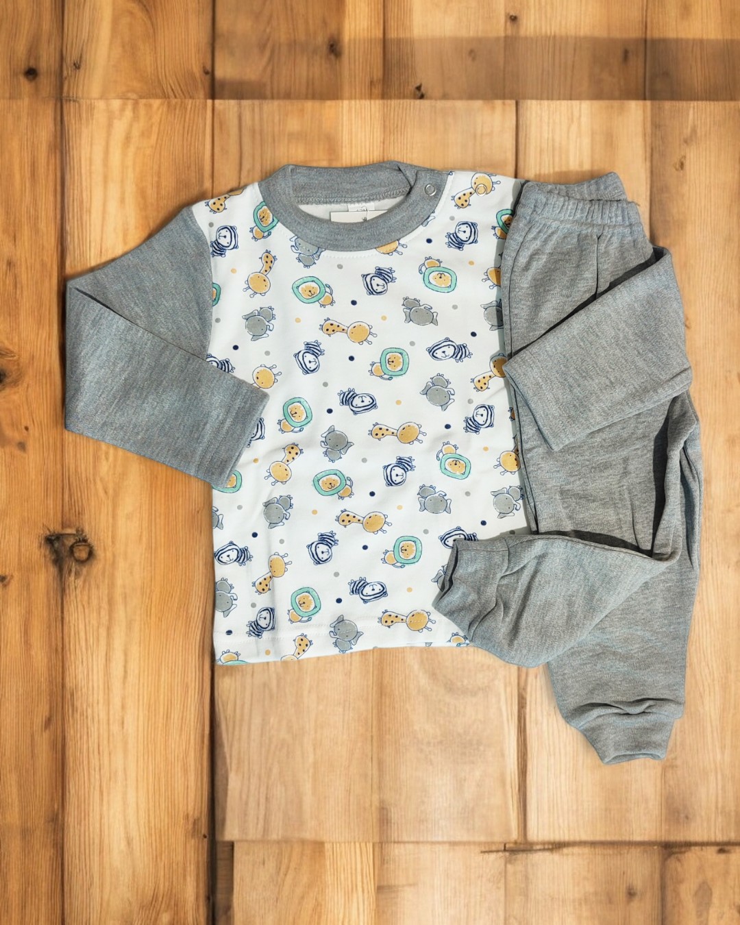 Fato de pijama infantil com camisola branca e cinzenta estampada e calças cinzentas