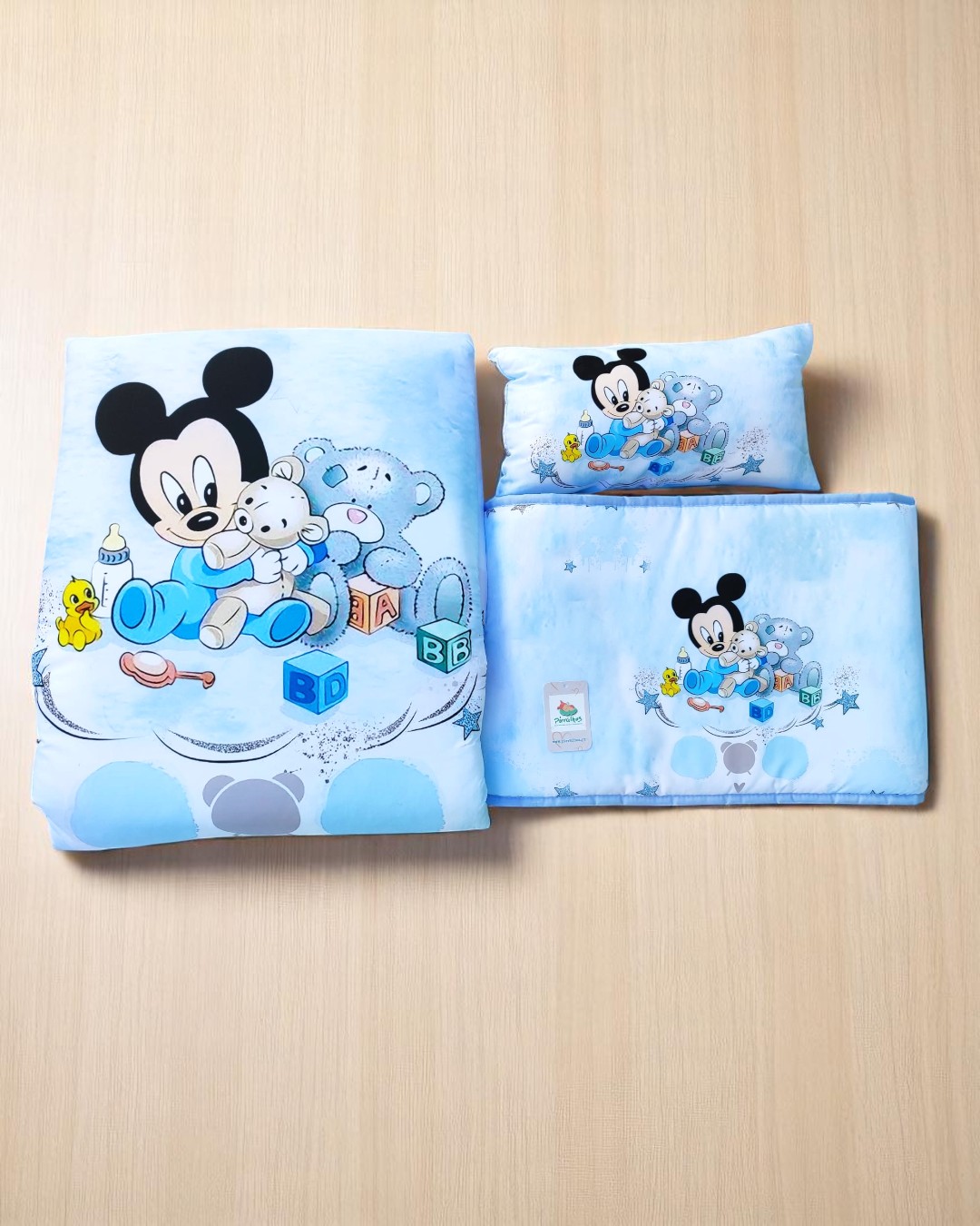Conjunto de roupa de cama infantil azul com personagens e cubos coloridos