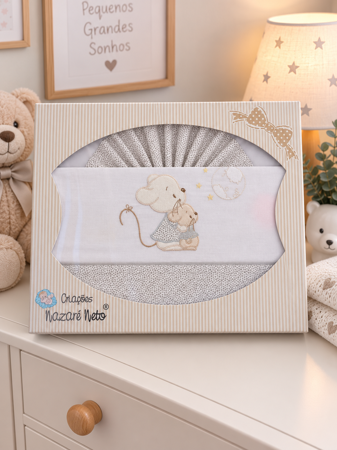 Conjunto de têxteis para bebé em embalagem com tecido branco e bordado de ratinhos.