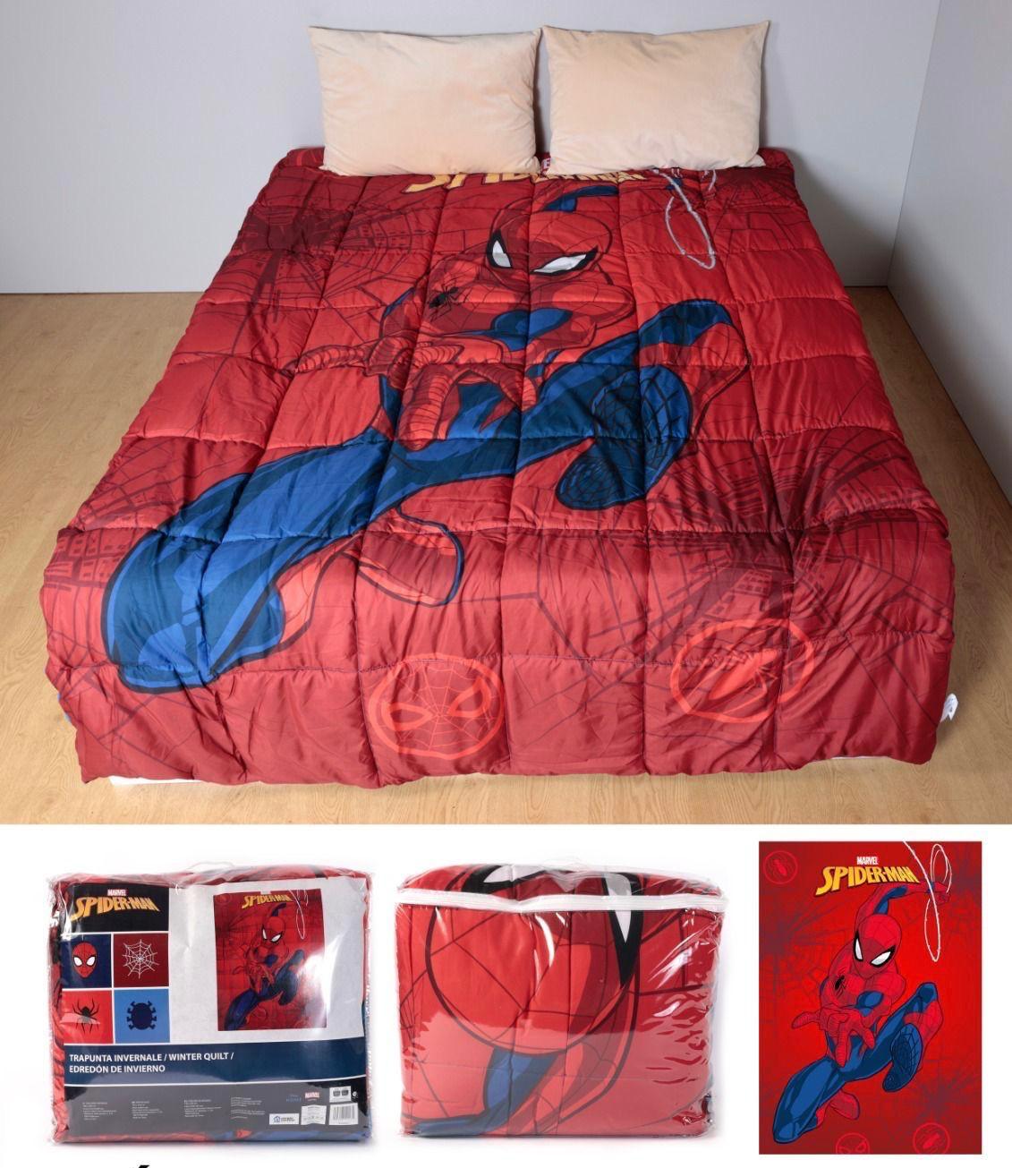 Edredão Homem-Aranha vermelho e azul em cama com duas almofadas claras