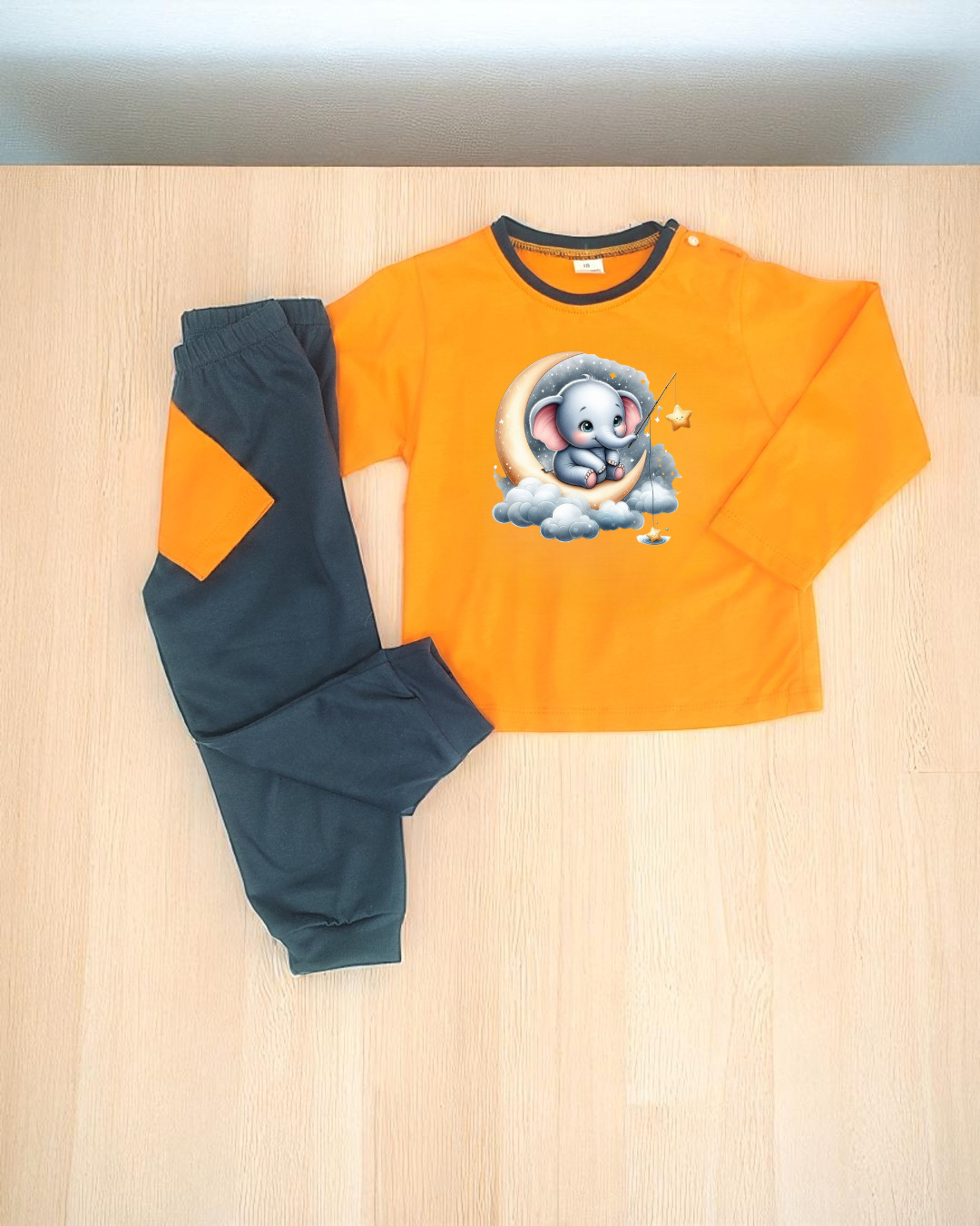 Conjunto infantil laranja e preto com elefante e lua
