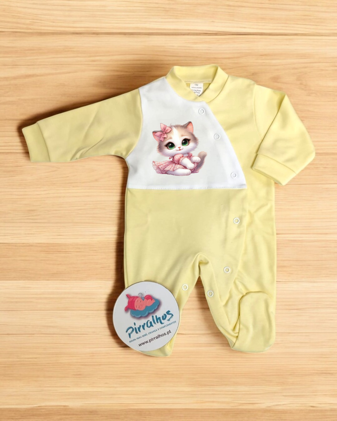 Macacão de bebé amarelo com desenho de gato e etiqueta redonda
