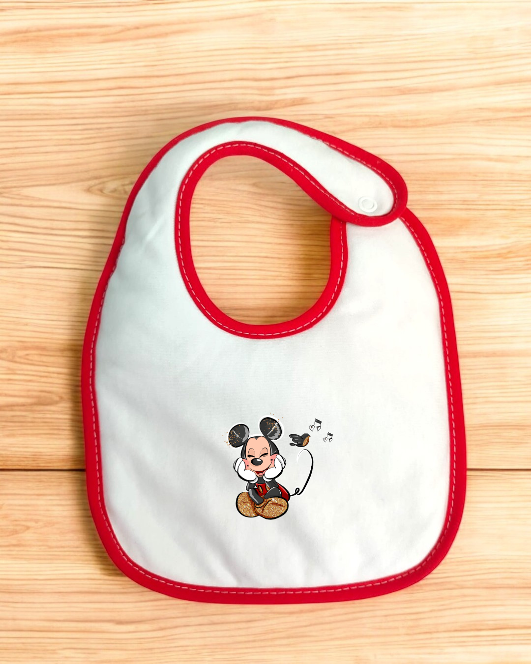 Babete branco com bordas vermelhas e estampa do Mickey Mouse