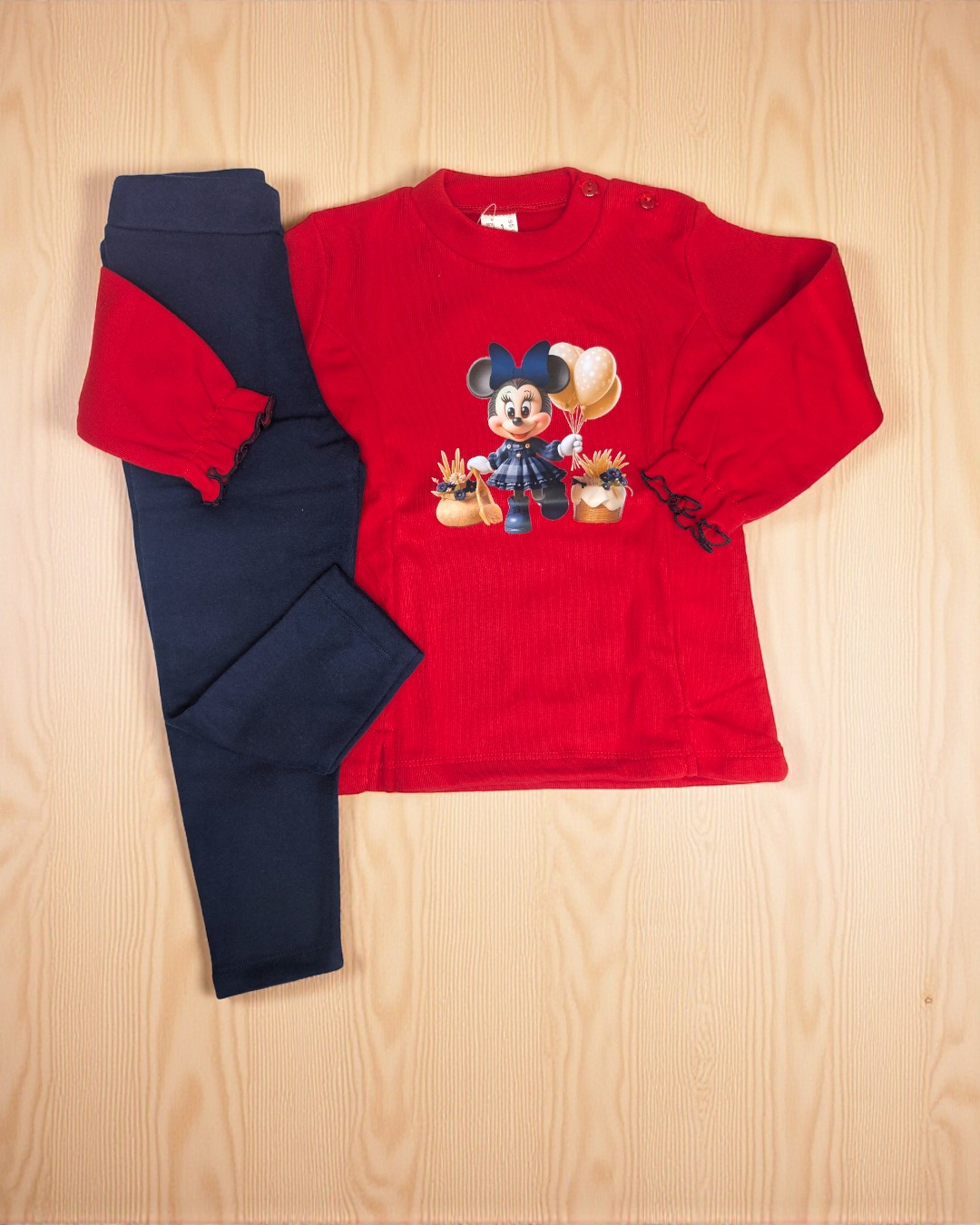 Conjunto infantil com camisola vermelha e calças azul escuras com estampa Mickey Mouse