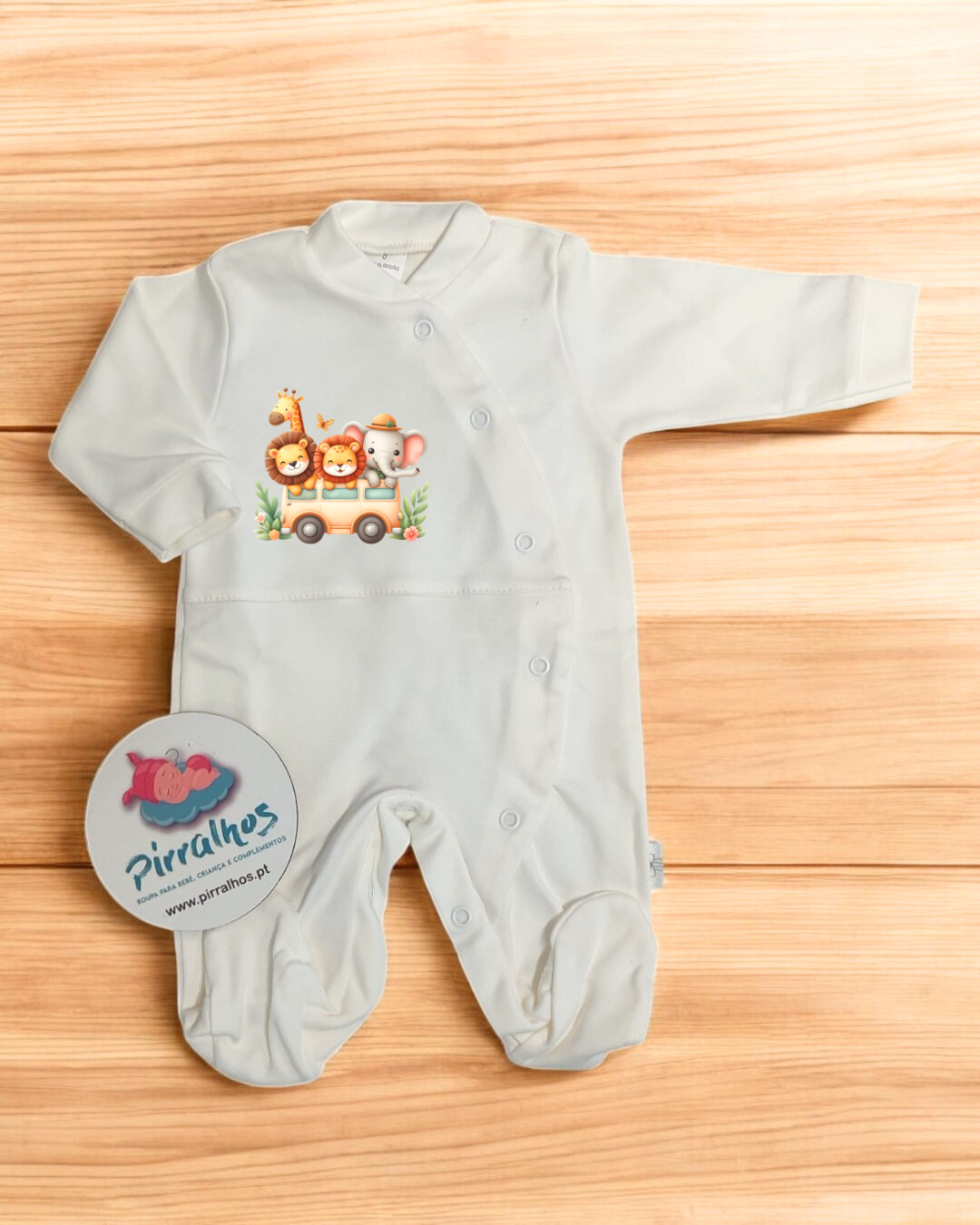 Macacão branco para bebé com desenho de animais e etiqueta Pirralhos sobre fundo de madeira