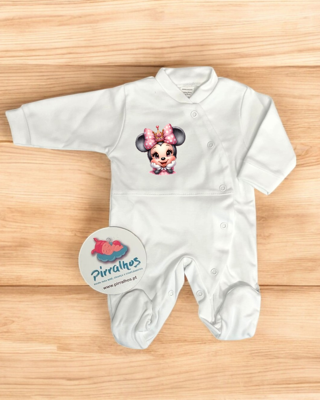 Macacão branco de bebé com estampa da Minnie Mouse e etiqueta do fabricante