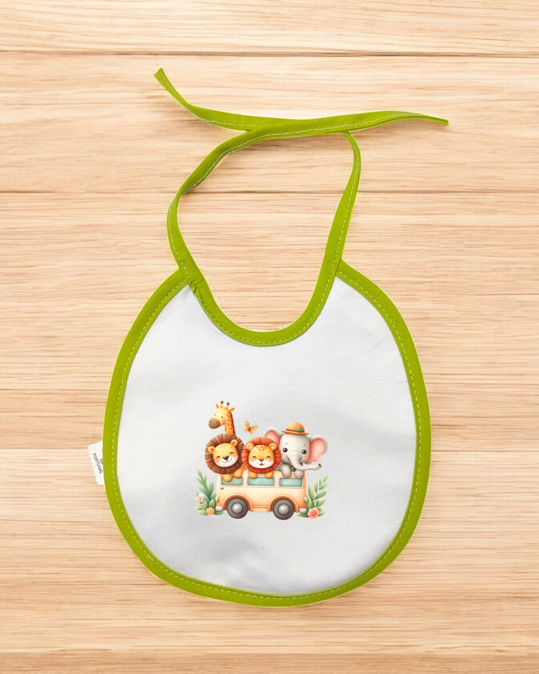 Babete branco com bordas verdes e estampa de animais num autocarro