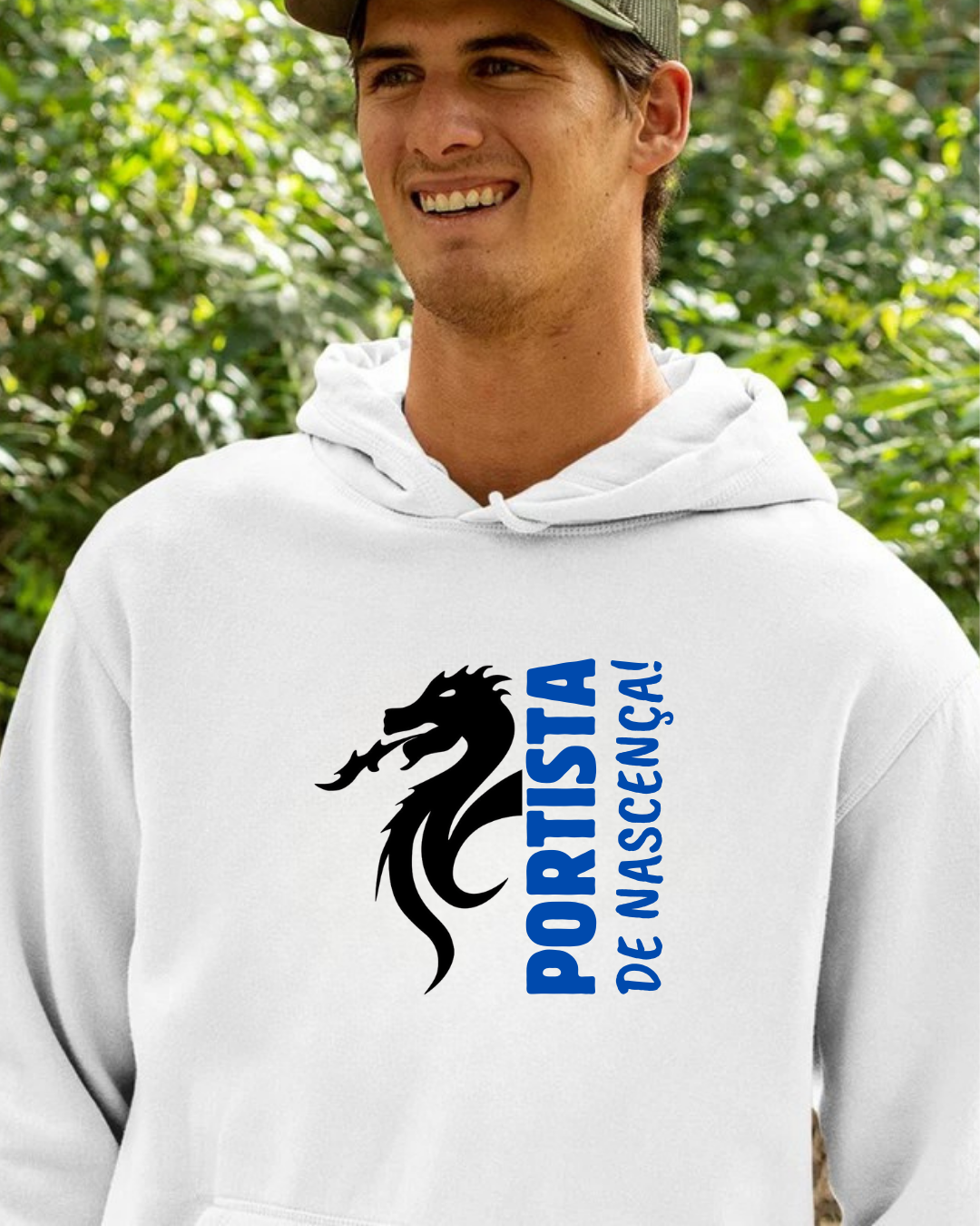 Homem com camisola branca com capuz e estampa de dragão preto e texto azul, ao ar livre