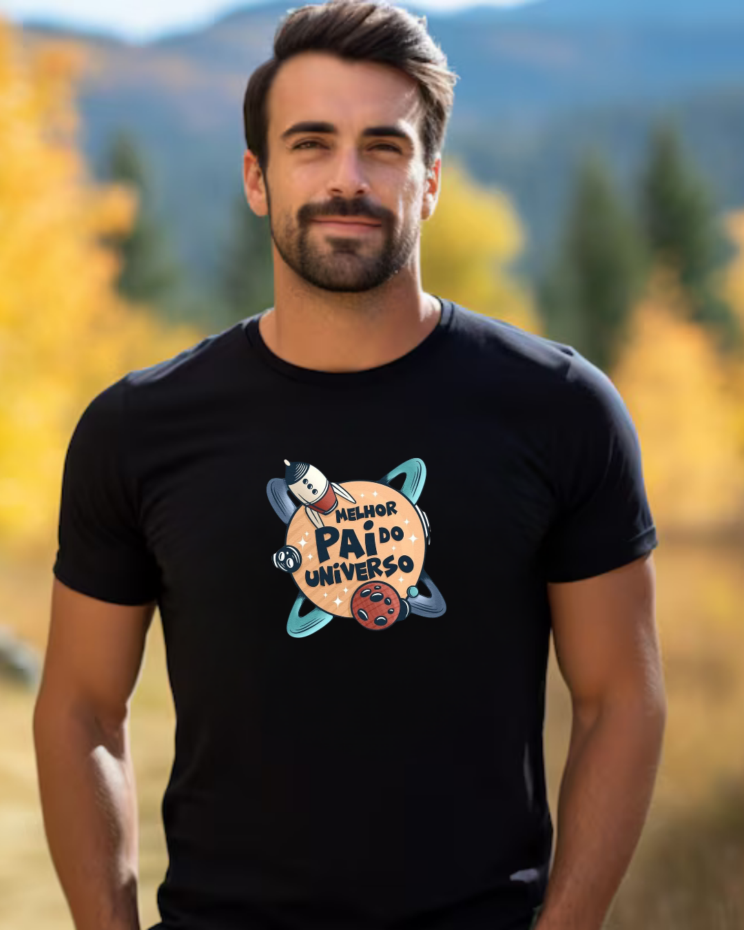 Homem a usar t-shirt preta com estampa 'MELHOR PAI DO UNIVERSO' em fundo exterior natural