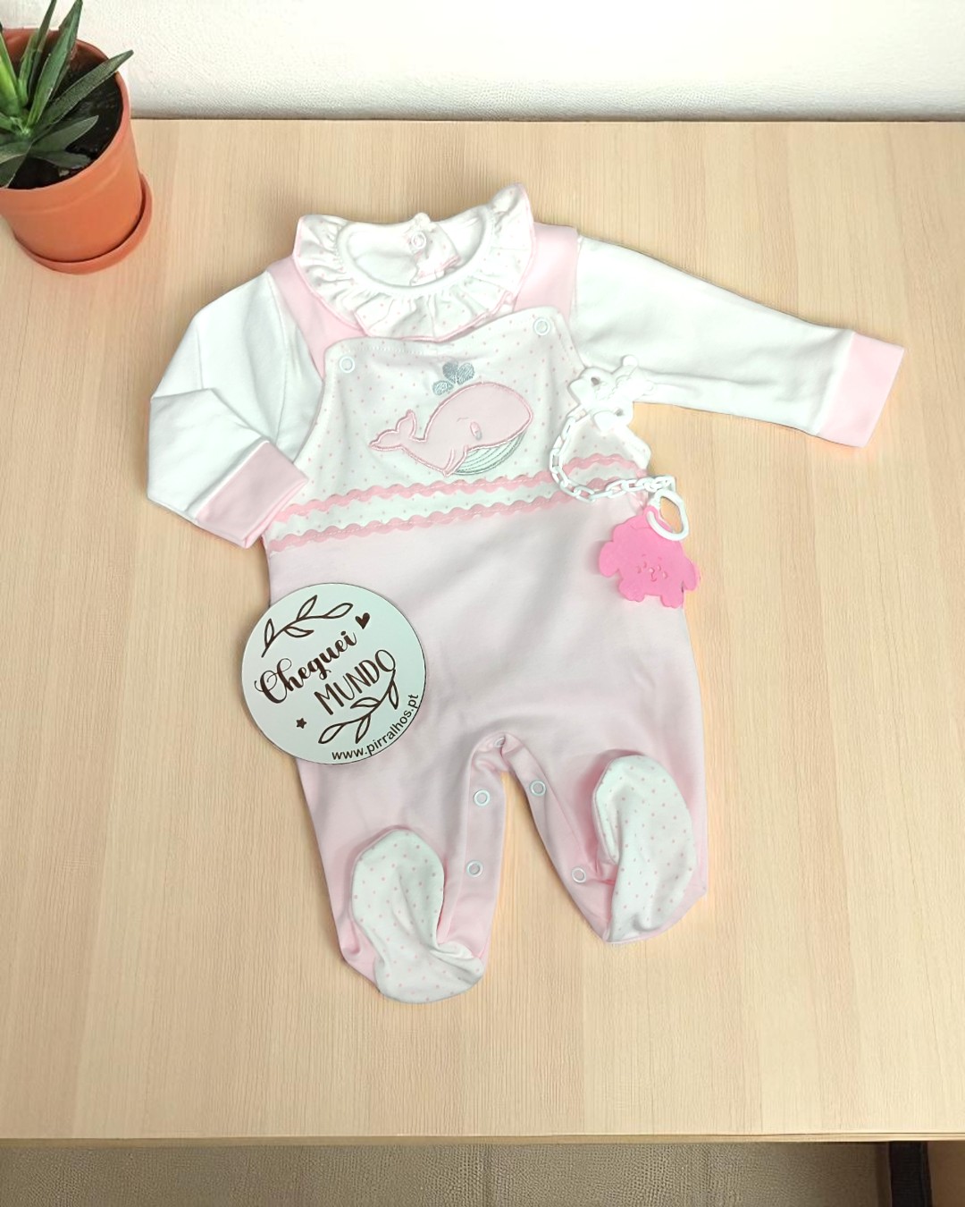 Macacão de bebé branco e rosa com estampa de baleia e chocalho em forma de mão