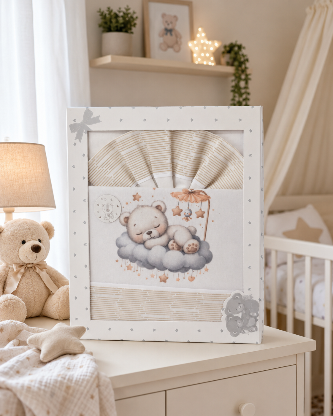 Conjunto de têxteis para bebé com urso adormecido numa nuvem, em caixa decorada com estrelas cinza.