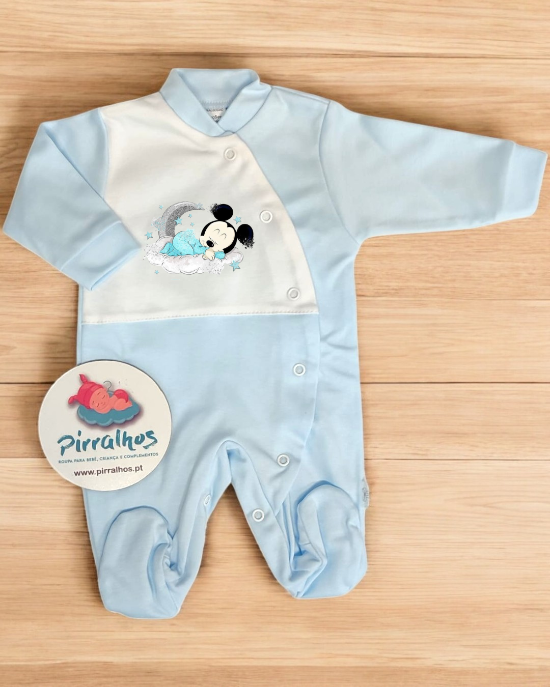 Pijama de bebé azul claro com estampa do Mickey Mouse a dormir.