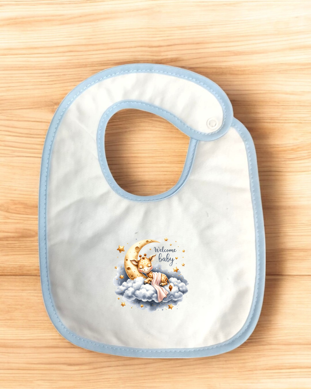 Babete branco com bordas azuis e ilustração de girafa, menina, lua e texto 'Welcome baby'
