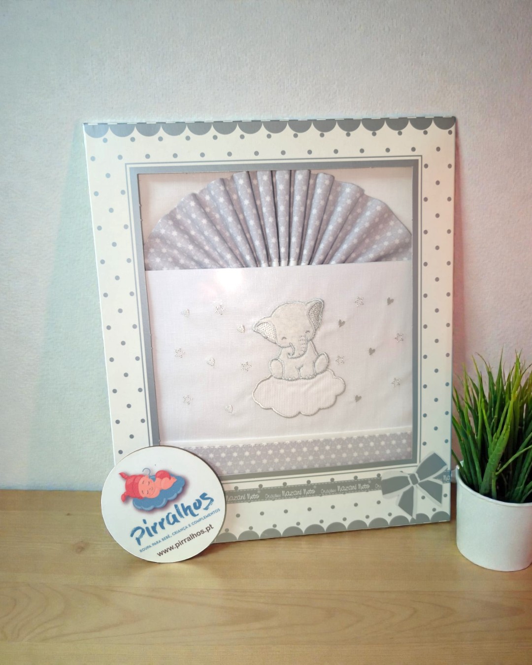 Fralda de bebé branca e cinzenta com bordado de elefante