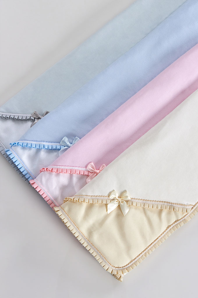 Mantinhas em tecido macio com bordas e laços em várias cores