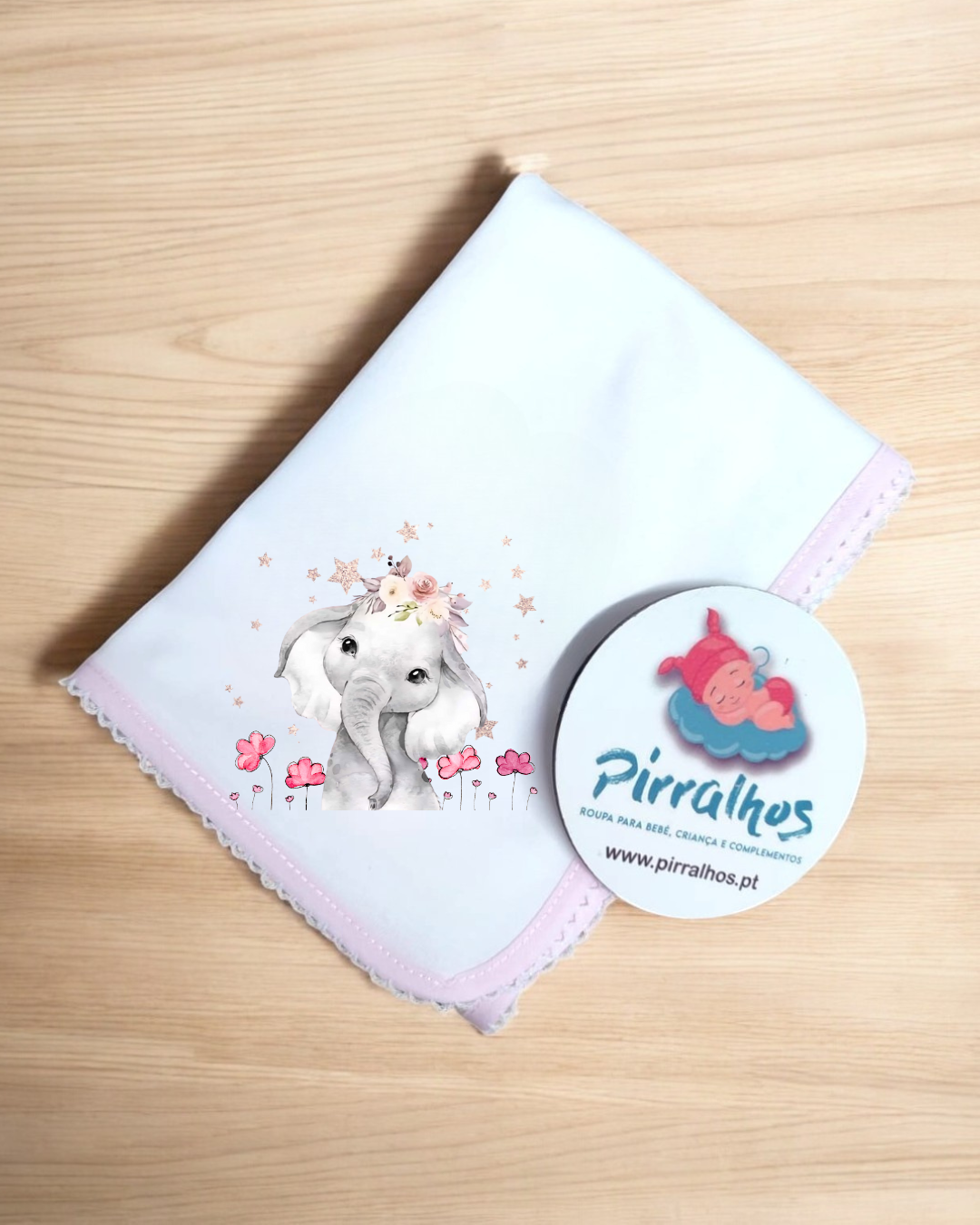 Fralda branca com ilustração de elefante bebé e etiqueta Pirralhos