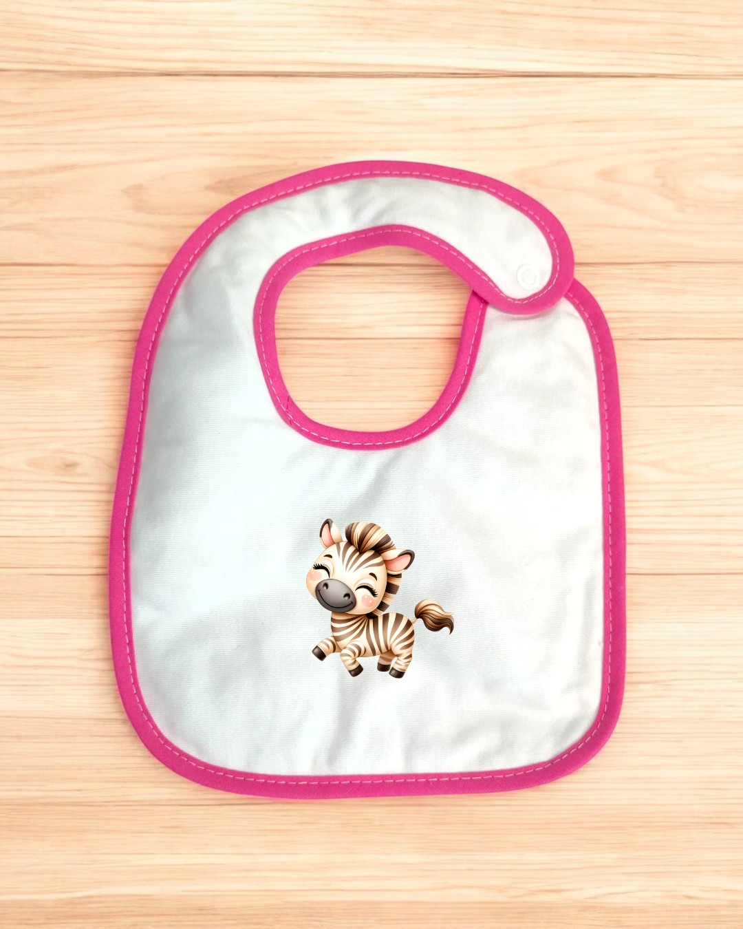 Babete branco com bordas cor-de-rosa e desenho de zebra