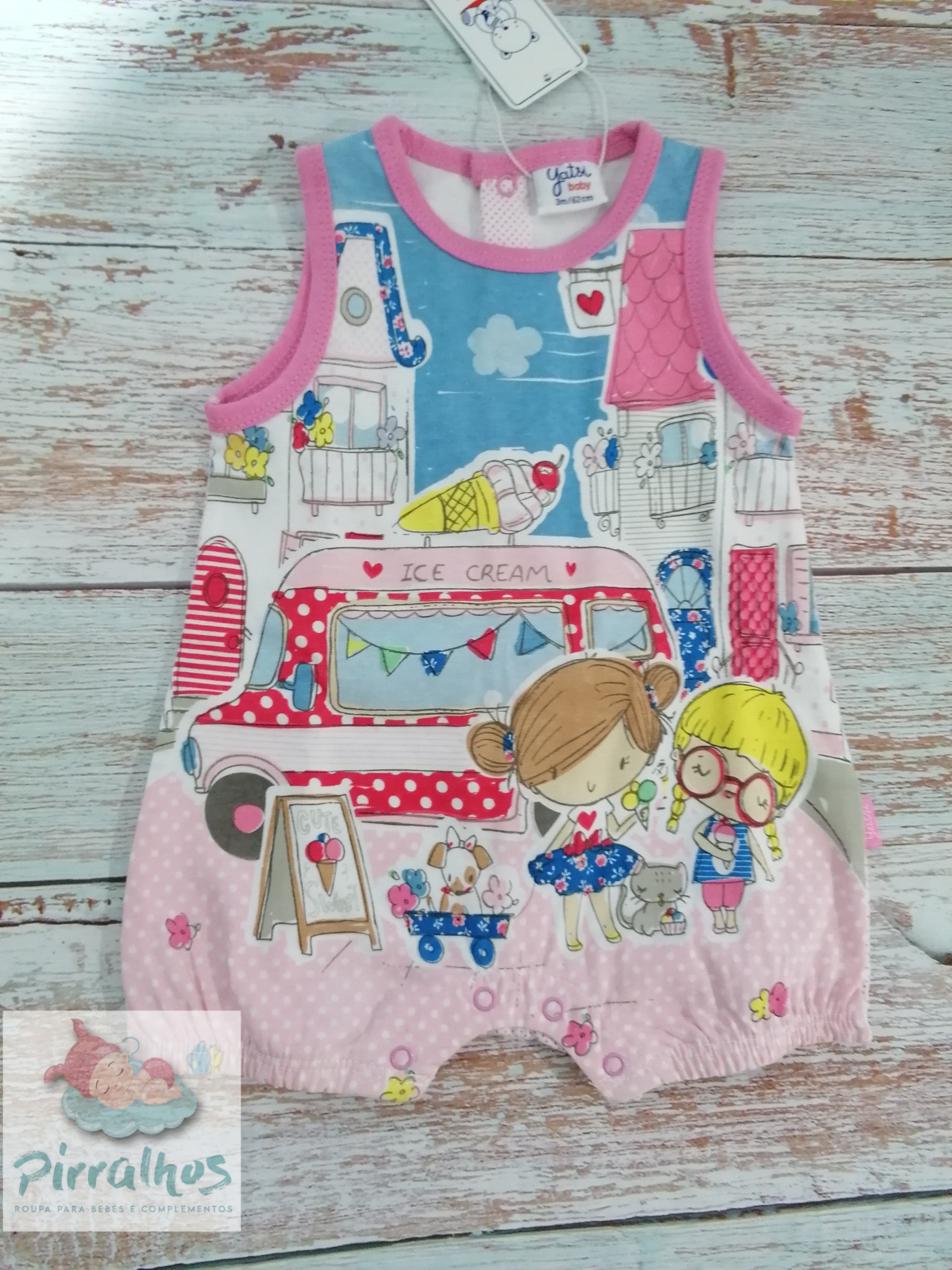 Macacão de bebé com estampado colorido de carrinha de gelados e crianças, em azul, rosa e vermelho