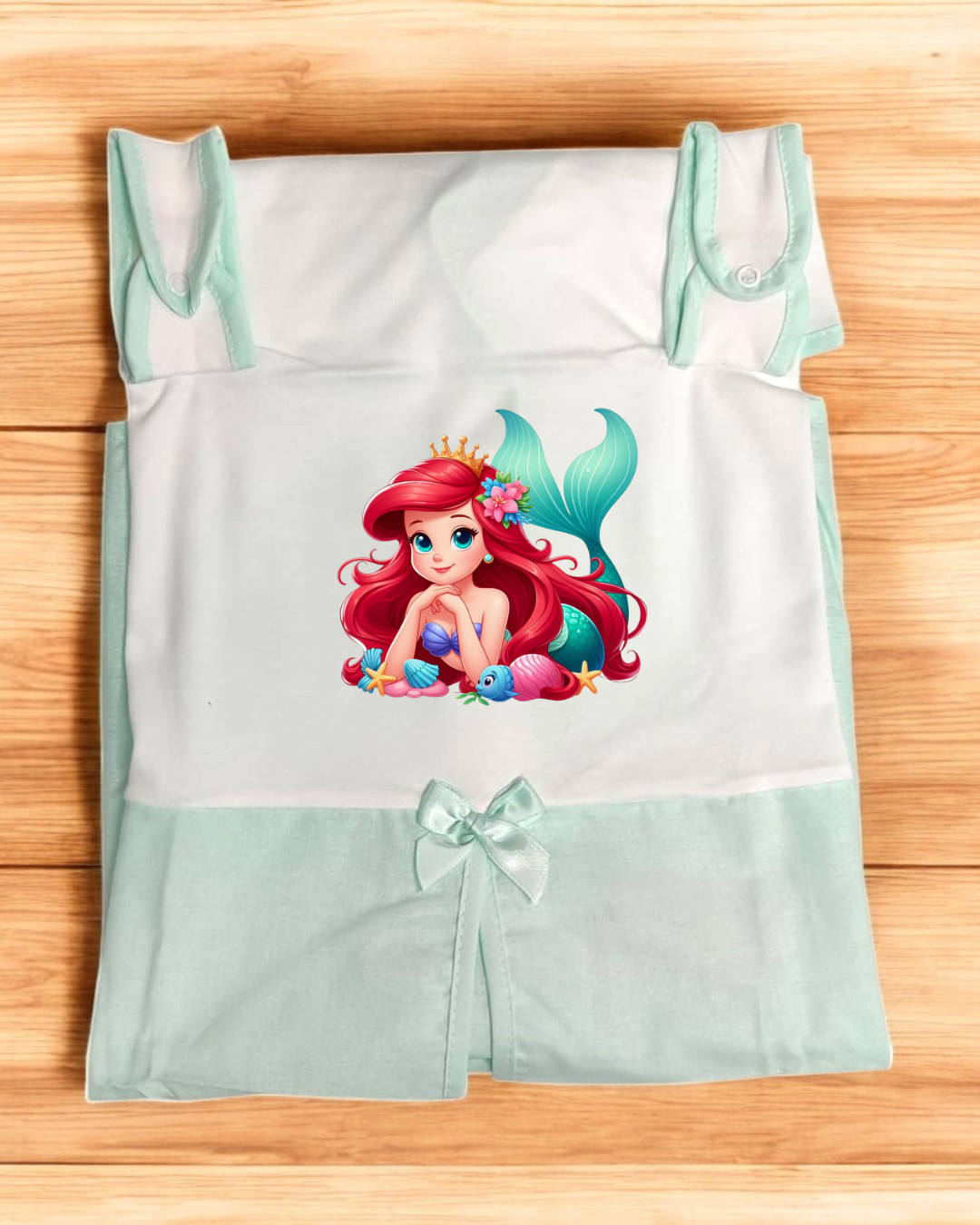 Lençol de bebé branco e verde água com estampa de sereia colorida