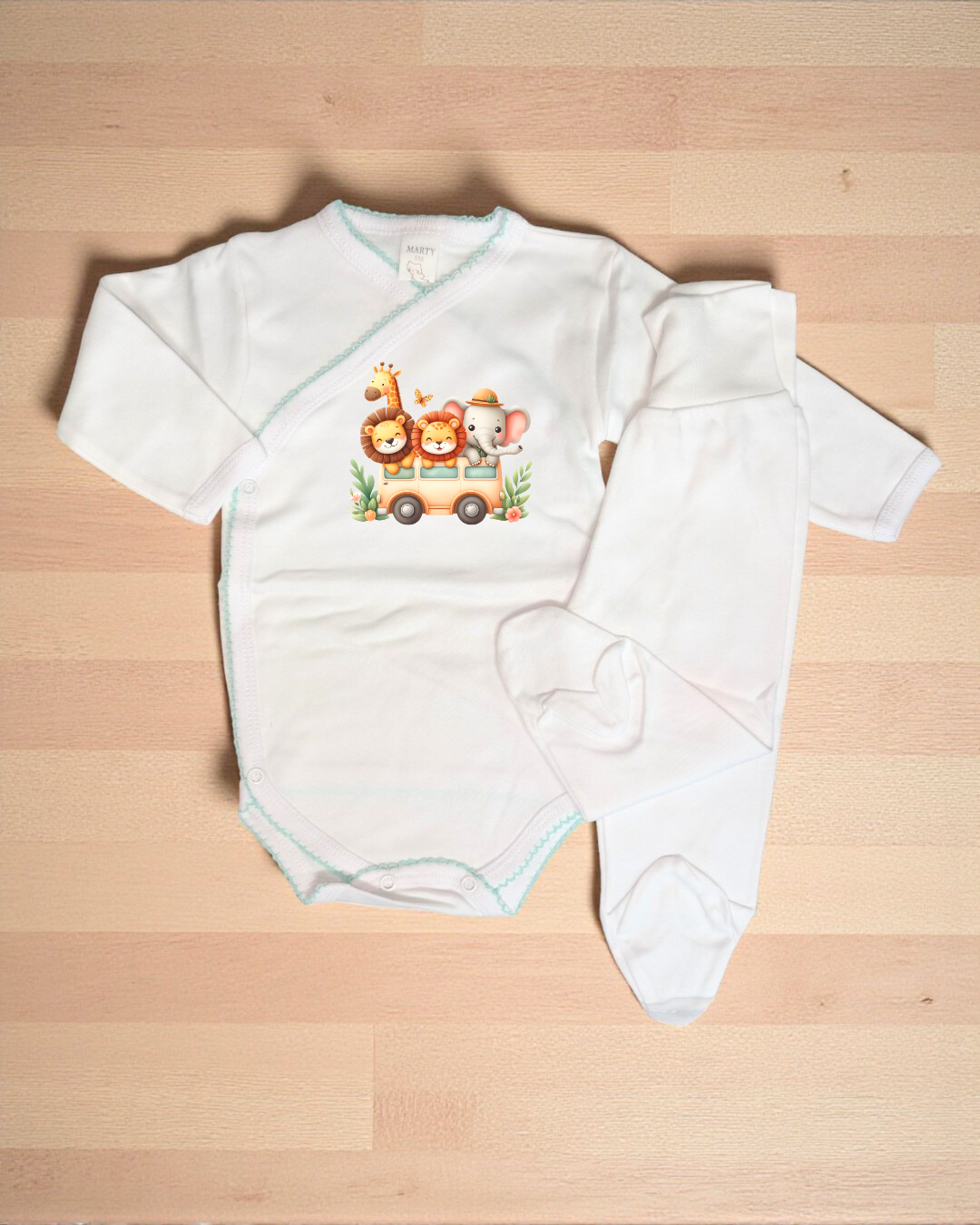 Roupa branca de bebé com estampa de animais no autocarro